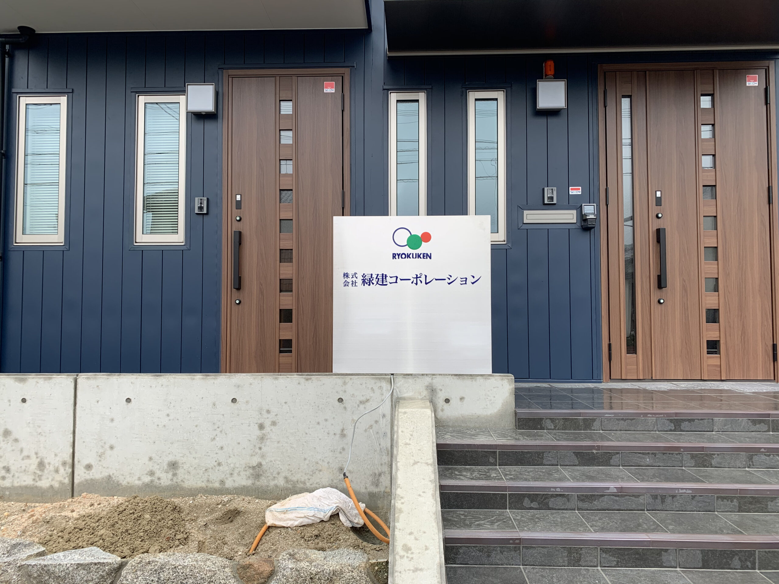 緑建コーポレーション様 LED内照式自立看板・社名看