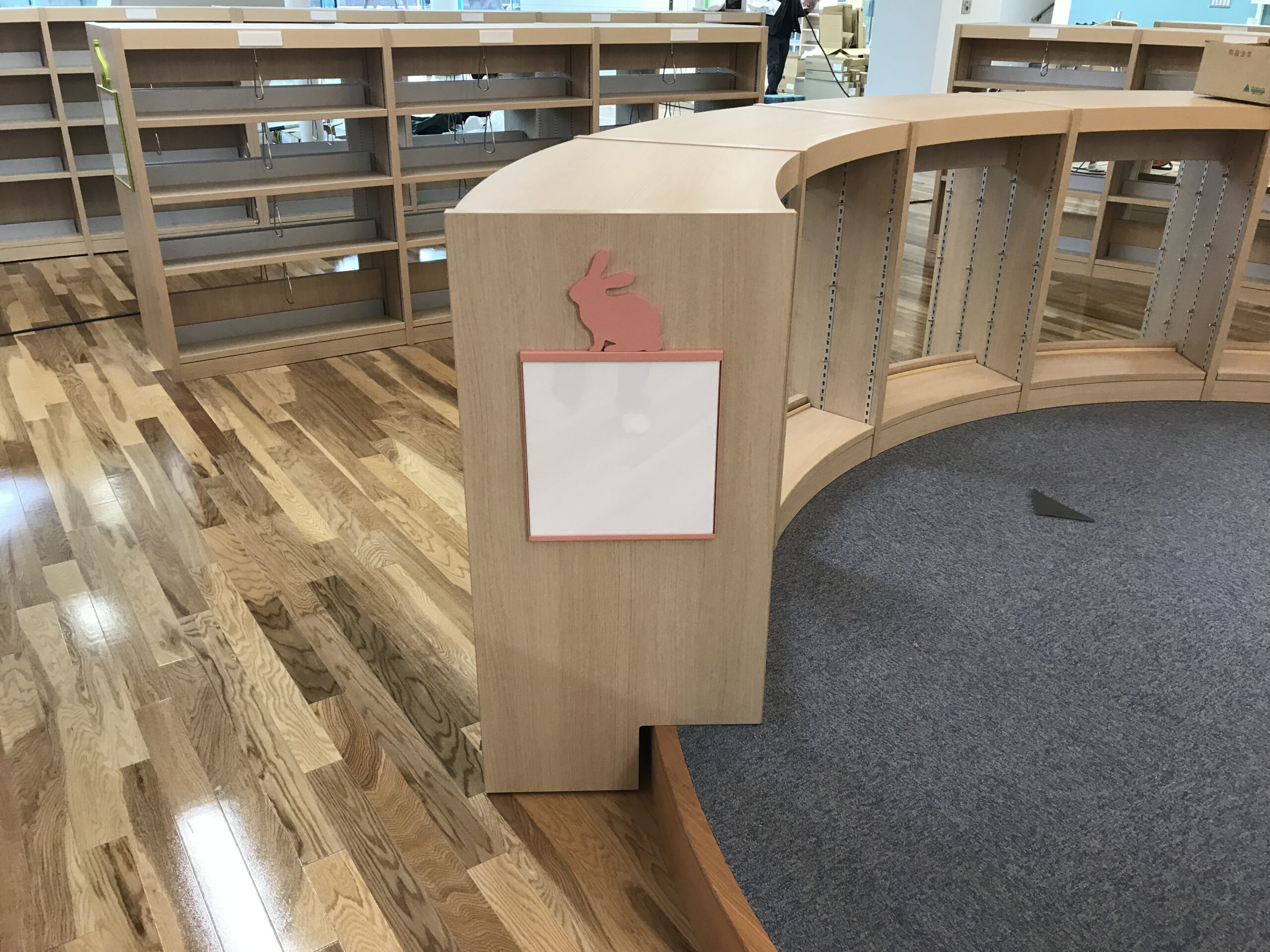 小倉南図書館様 木看板・書架サインの施工事例