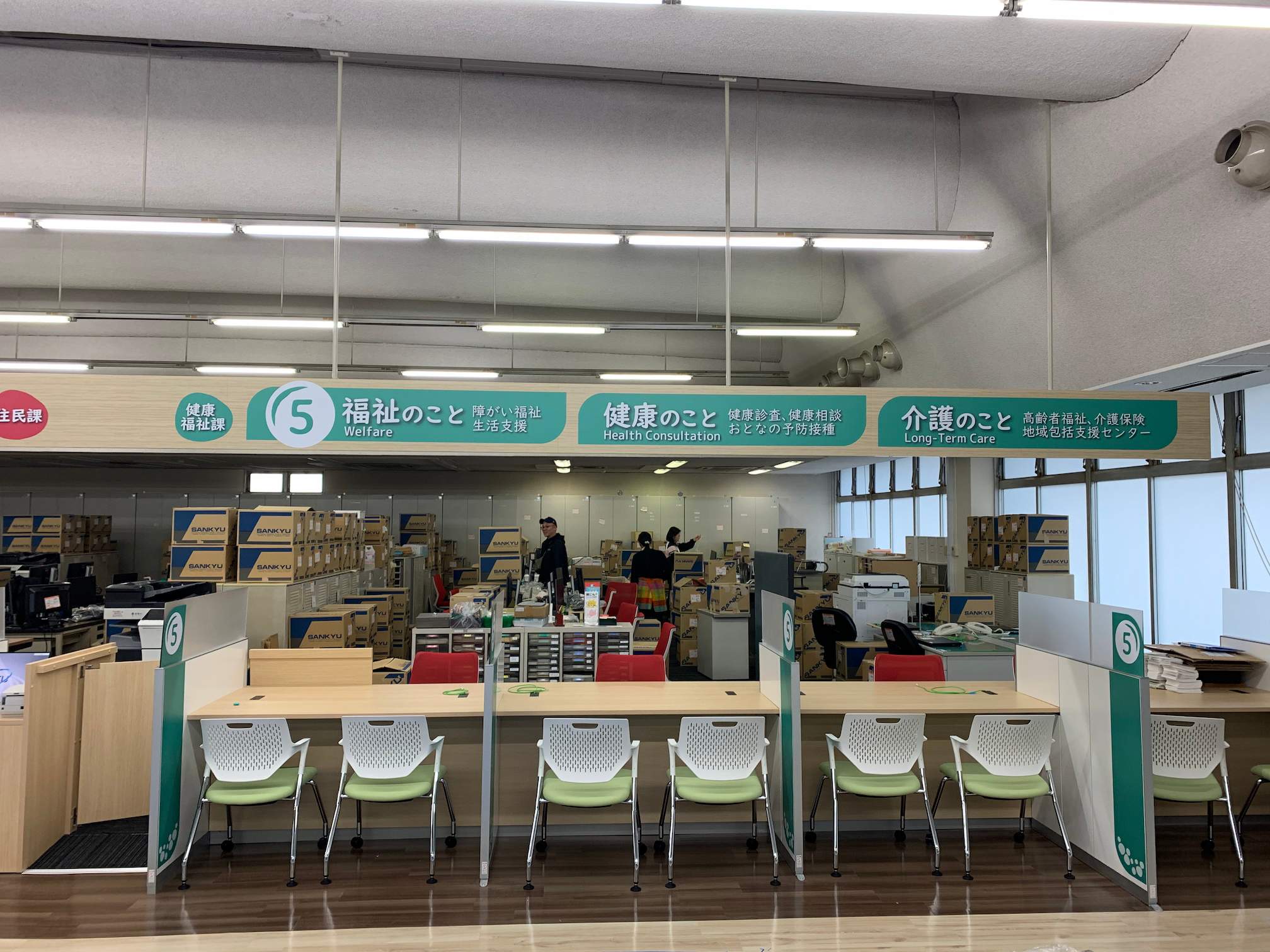 宇美町役場様(福岡県糟屋郡)の天井吊りサイン・案内サイン インクジェットシート製作・施工事例3