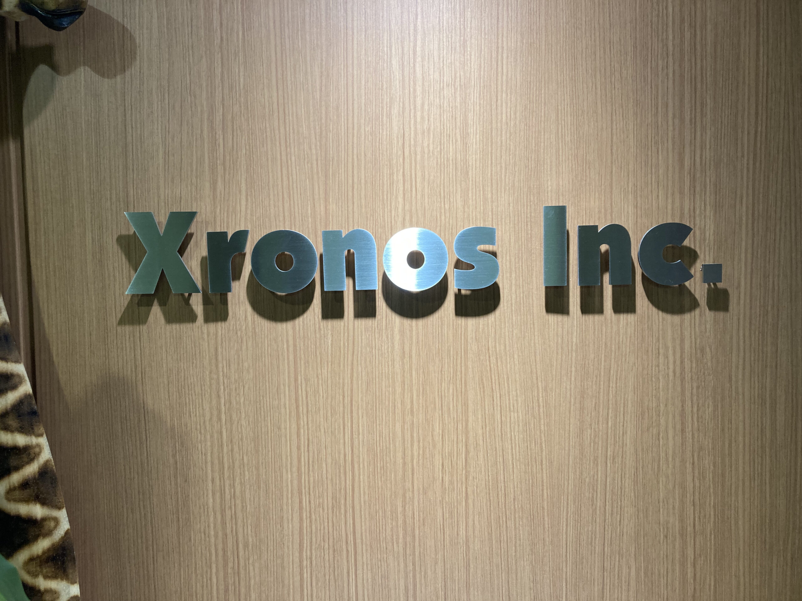 Xronos Inc様 ステンレス切文字の施工事例1