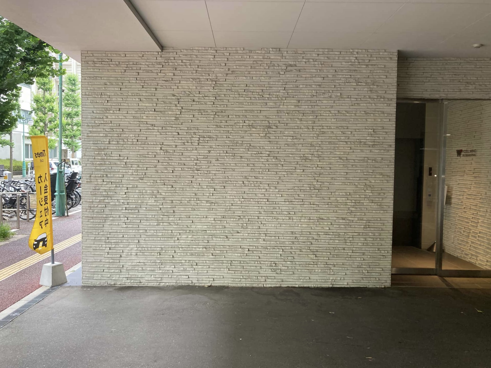 ホテルウィングインターナショナル様の壁面サイン、社名看板・ステンレス切文字看板を製作・施工させていただきました3