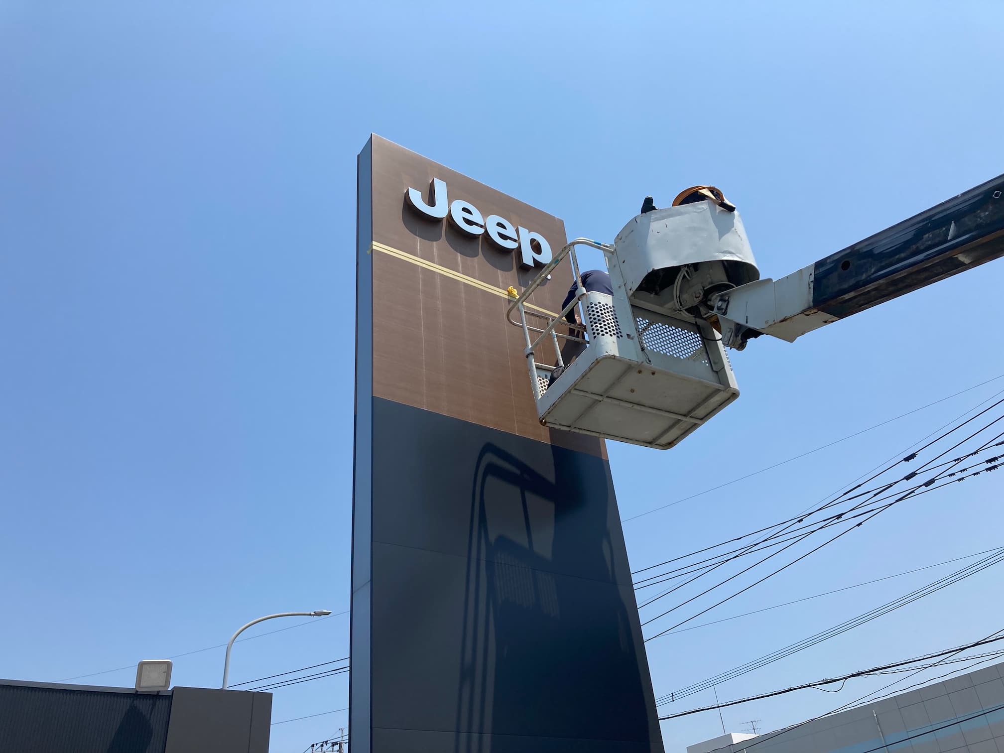 Jeep様の大型看板の補修施工事例2