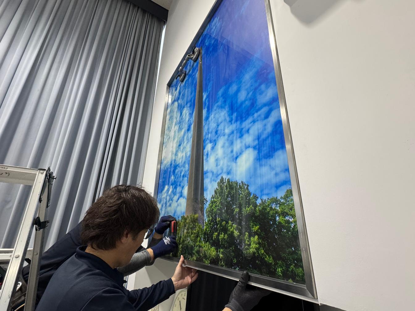 オーパーツ様(福岡市博多区)の事務所ウインドウサイン・FFシート内照式看板製作・施工事例3