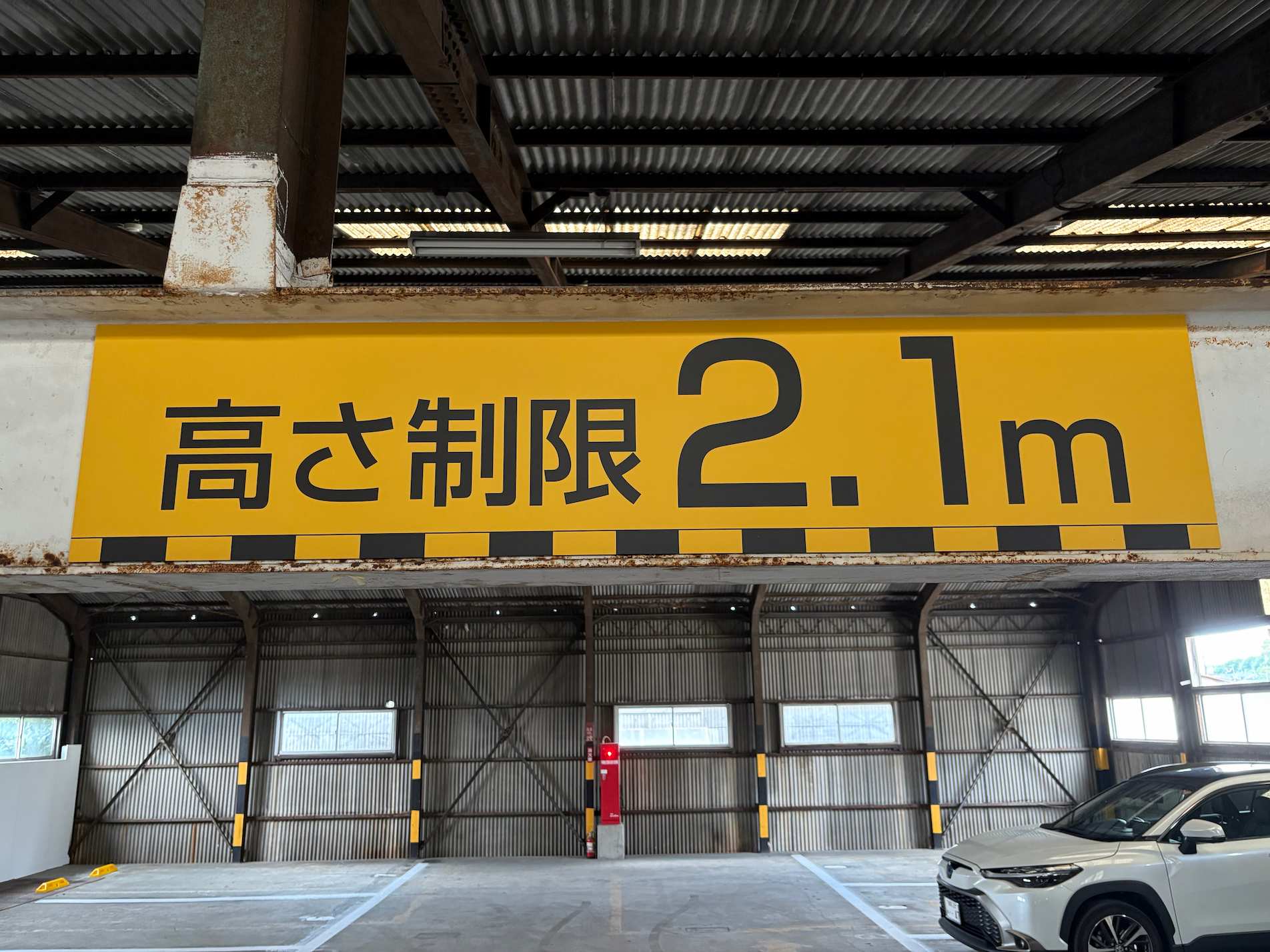 ホテルフロント・イン福岡空港様(福岡県糟屋郡)の駐車場高さ制限看板・注意書き看板(アルミ複合板・インクジェットシート貼り)の製作・施工事例