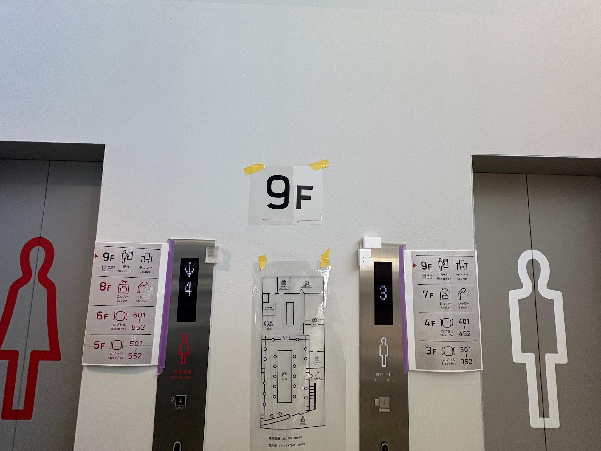 ナインアワーズ博多駅様(福岡市博多区)のホテル屋内シルク印刷(シルクスクリーン)・出張現場印刷施工事例4