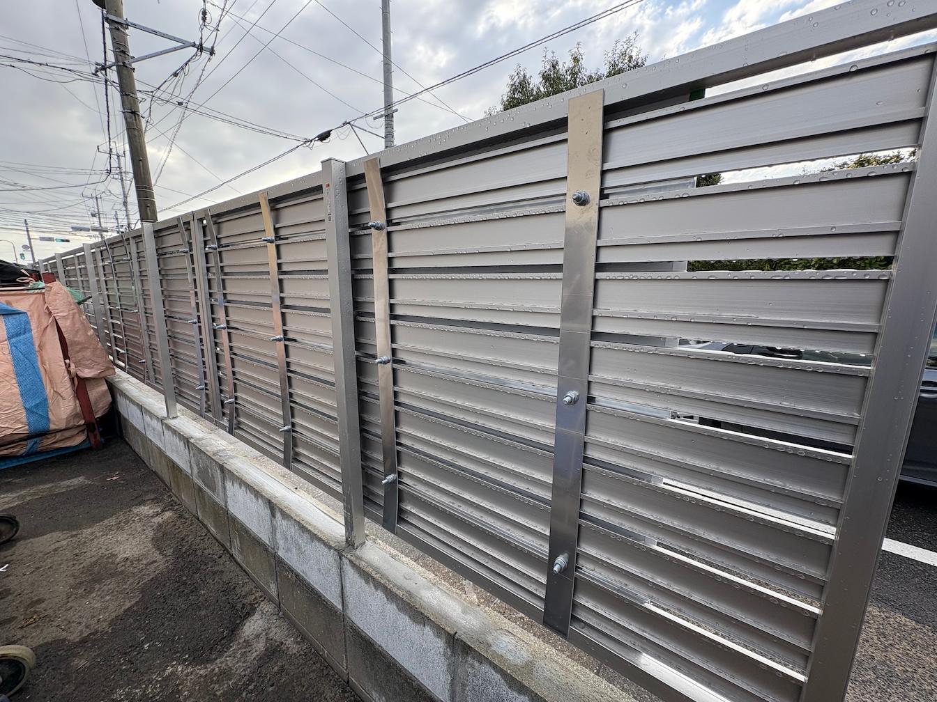 福岡リユースサービス様(福岡県糟屋郡)のフェンス用プレート看板(アルミ複合板・インクジェットシート貼り)を製作・施工事例4