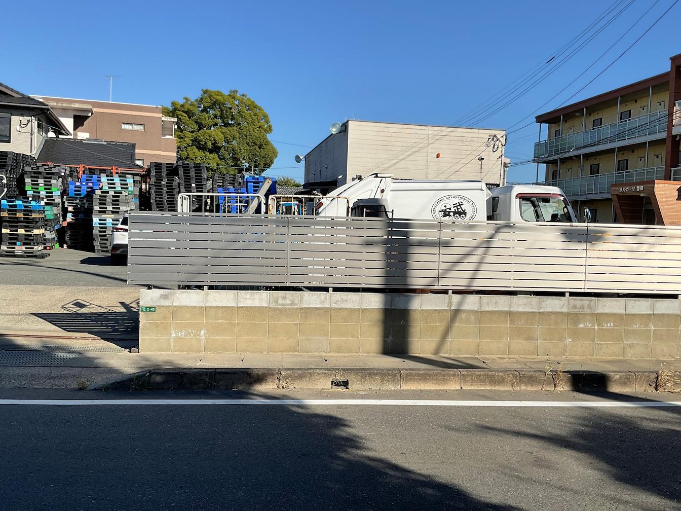 福岡リユースサービス様(福岡県糟屋郡)のフェンス用プレート看板(アルミ複合板・インクジェットシート貼り)を製作・施工事例4