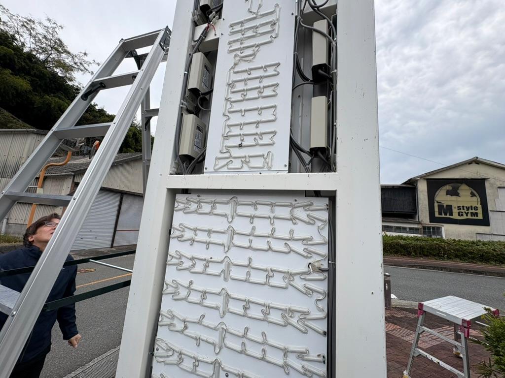 福岡県嘉麻市にある嘉麻赤十字病院様より、病院敷地内に設置されたLED内照式自立看板のトランス交換のご依頼をいただきました。2