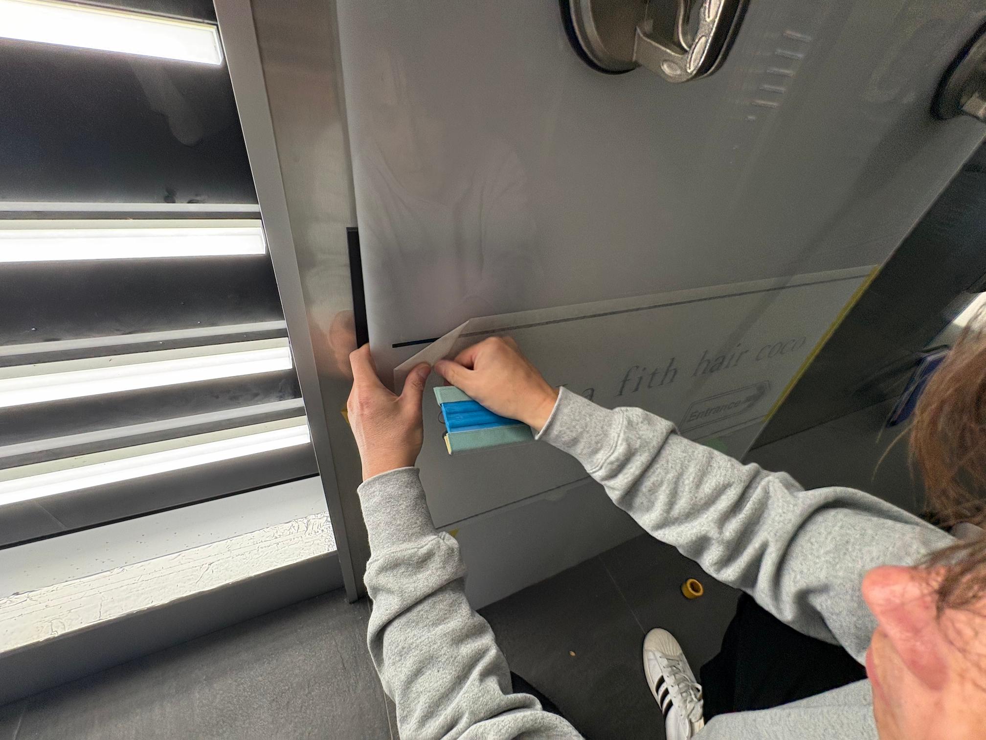 コスギ1ビル様(福岡市博多区)のビルサイン・フロア案内板・カッティングシート製作・施工事例4