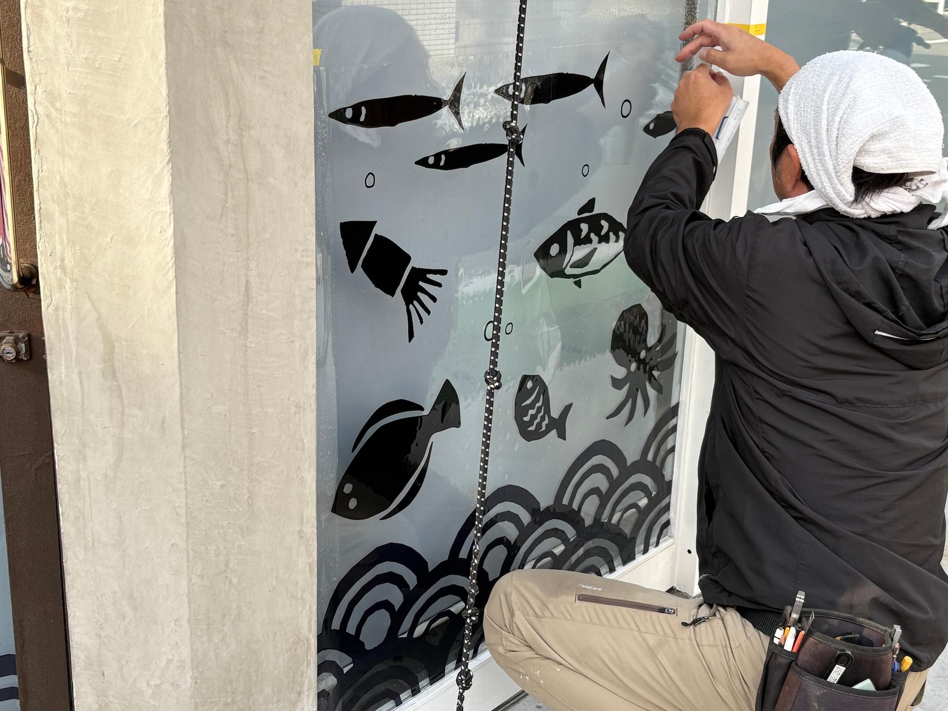 ムロミマルシェ様(福岡市早良区)の店舗ガラス面・ウインドウサイン・ハイクリア製作・施工事例3