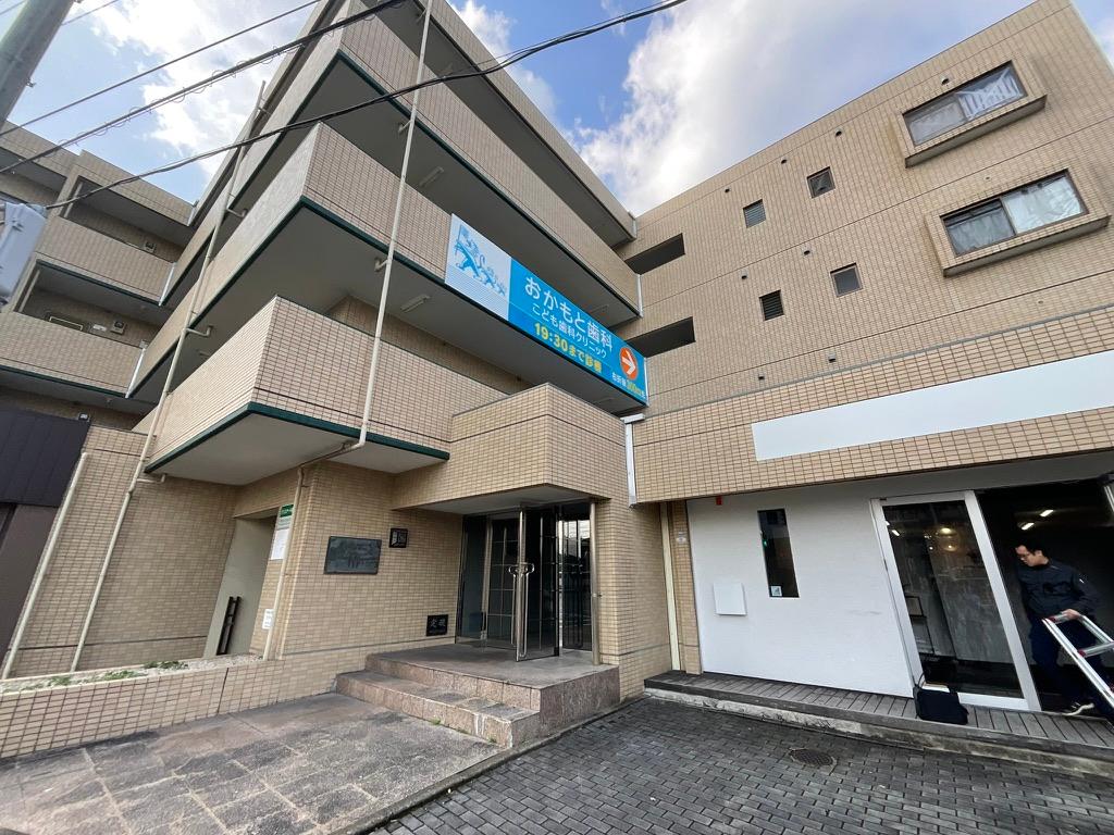 おかもと歯科こども歯科クリニック様(福岡市城南区)の屋外広告看板・アルミ複合板・インクジェットシート貼り製作・施工事例4