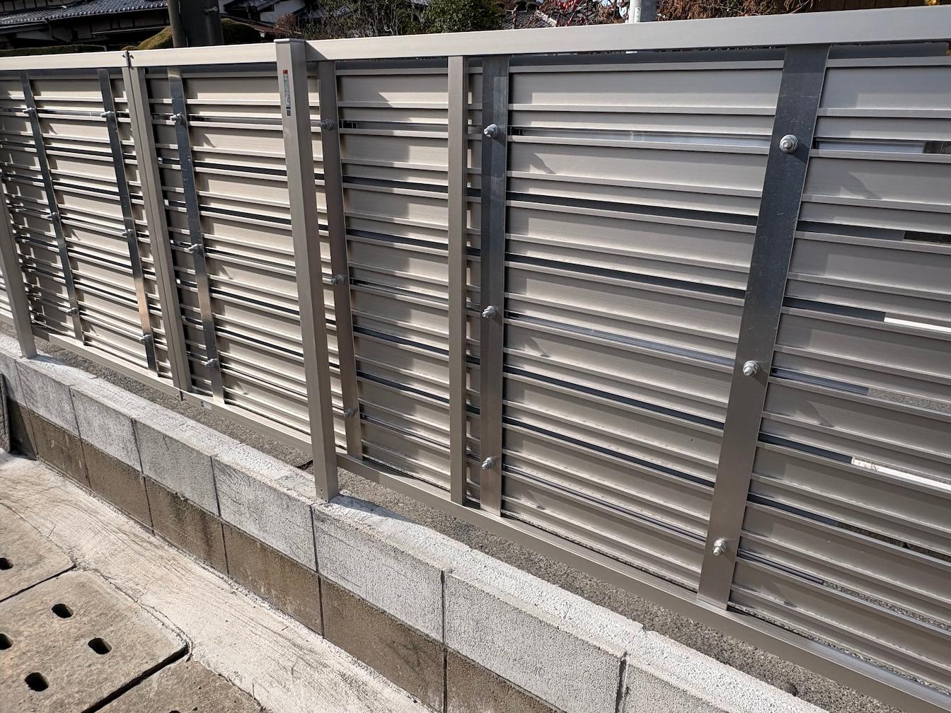 栄伸物流サービス有限会社様(福岡県糟屋郡)のフェンス用求人プレート看板(アルミ複合板・インクジェットシート貼り)を製作・施工事例3