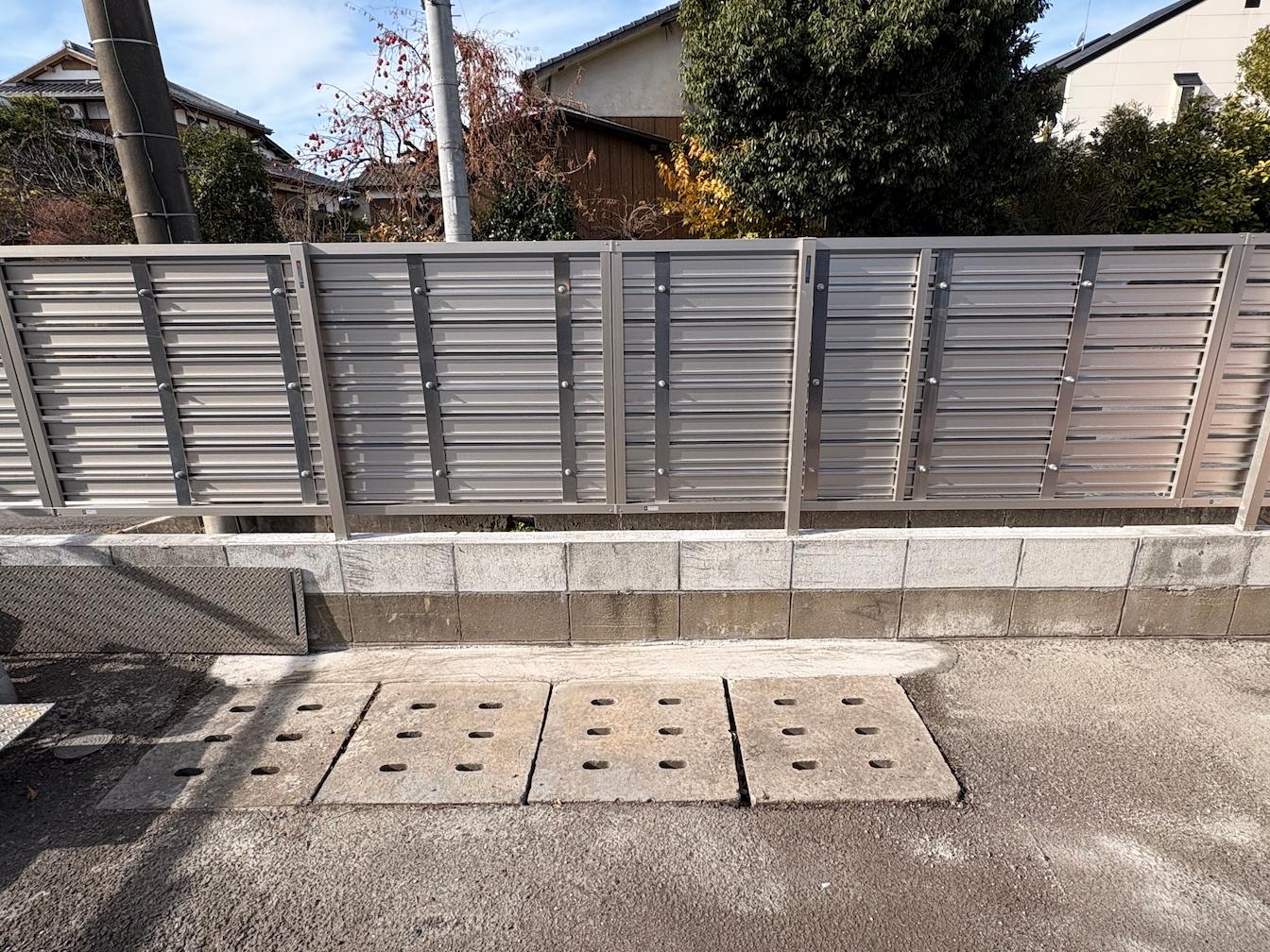 栄伸物流サービス有限会社様(福岡県糟屋郡)のフェンス用求人プレート看板(アルミ複合板・インクジェットシート貼り)を製作・施工事例4