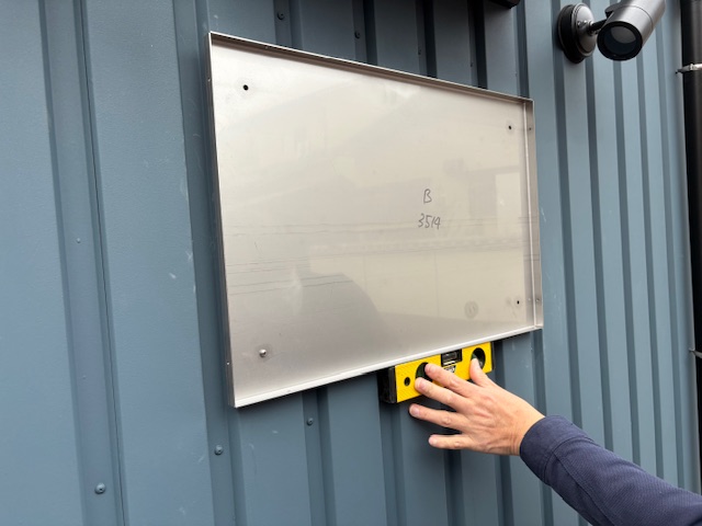 (株)エフピーエス様(福岡市南区)の事業所壁面サイン・社名看板・ステンレスBOX製作・施工事例2