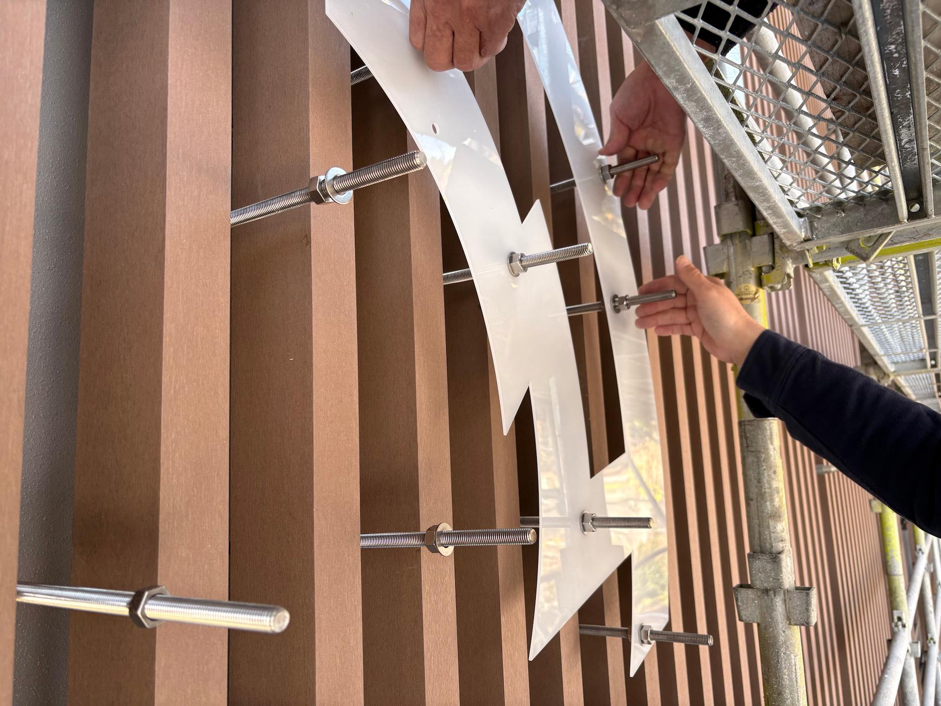 長薫寺様(熊本市中央区)のお寺壁面看板・屋外内照式ステンレス箱文字サイン製作・施工事例4