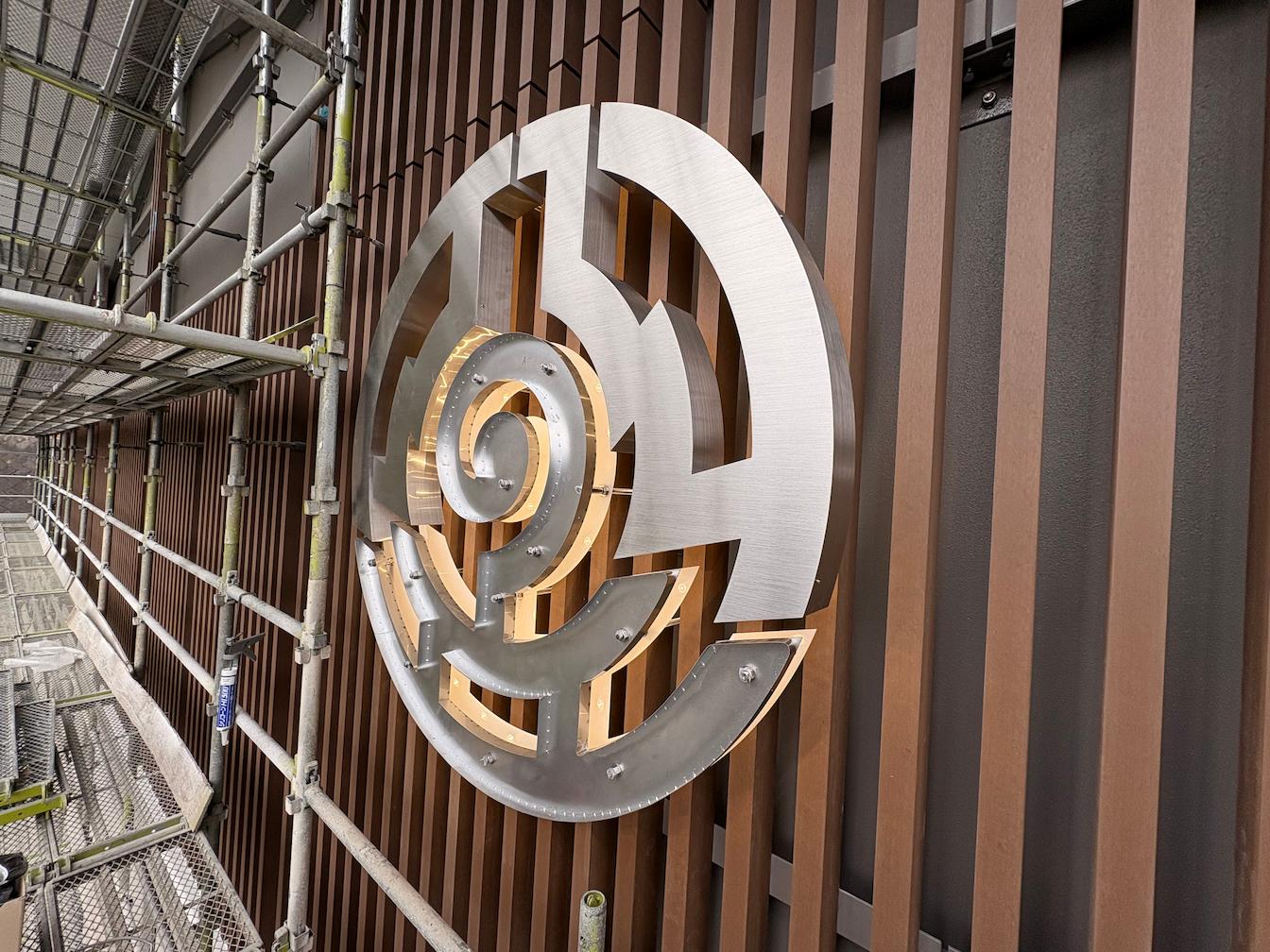 長薫寺様(熊本市中央区)のお寺壁面看板・屋外内照式ステンレス箱文字サイン製作・施工事例2