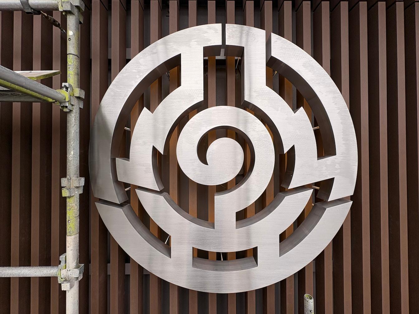 長薫寺様(熊本市中央区)のお寺壁面看板・屋外内照式ステンレス箱文字サイン製作・施工事例1