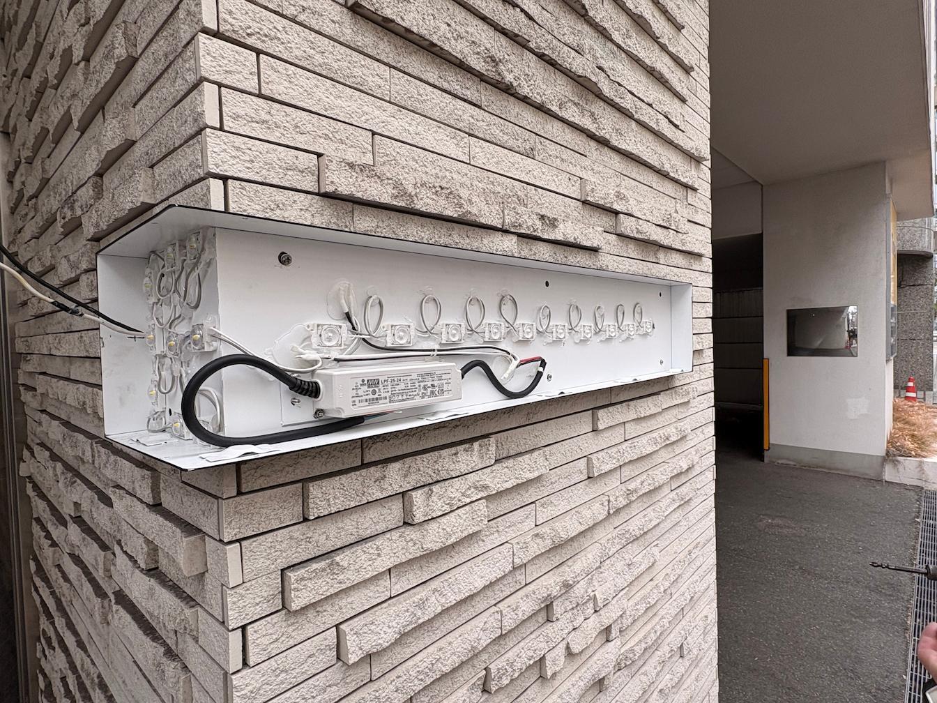 ホテル屋外サイン・光る名板看板・LED 名板製作 KOKO HOTEL 博多新幹線口様 福岡市博多区 - 施工・製作実績 福岡の店舗看板製作やサイン・福岡 看板は1986年創業の株式会社
