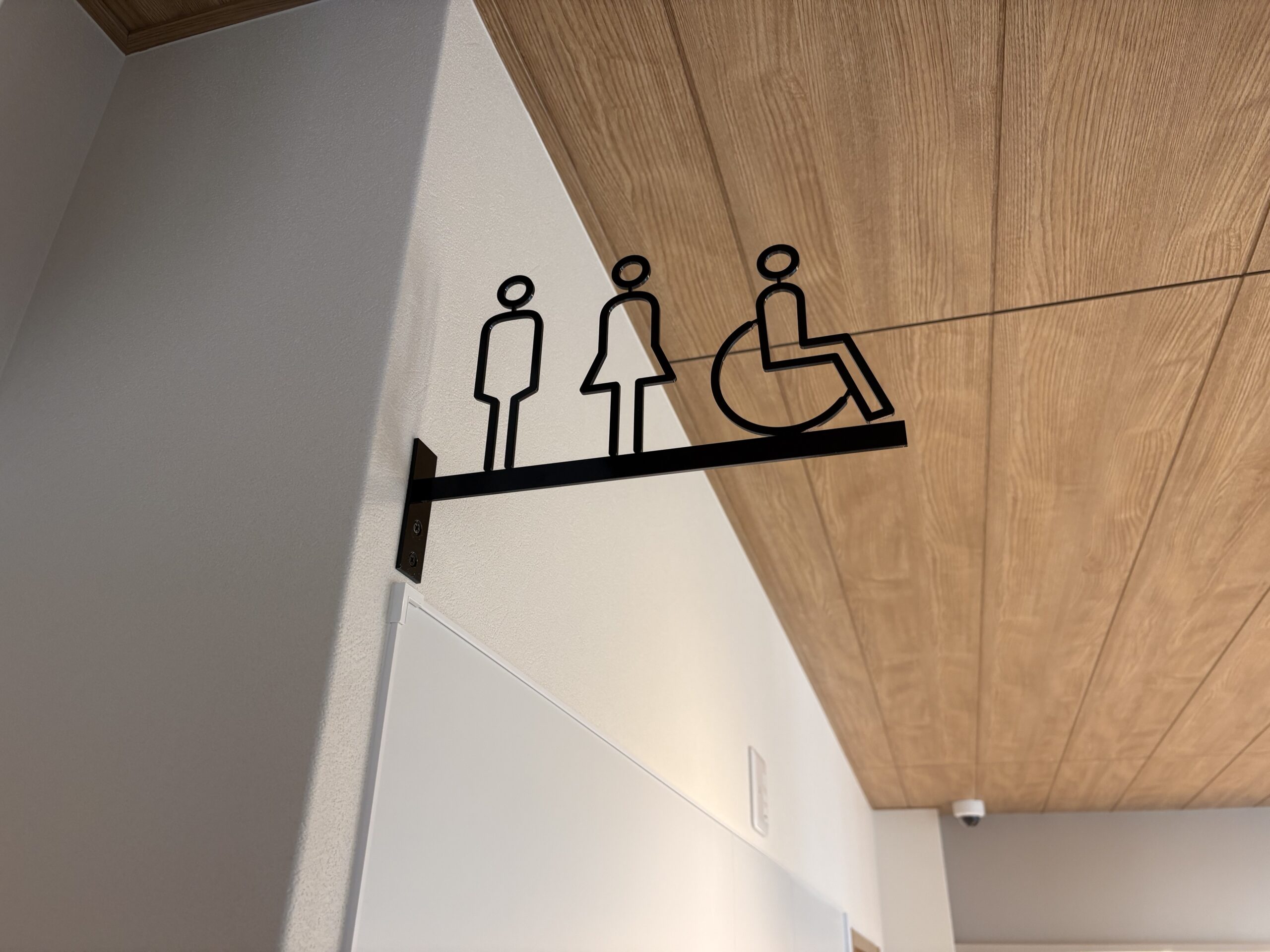 エントランス院名サイン・突出しサイン・院内各所のシートサイン一式の製作・施工をご依頼いただきました。2