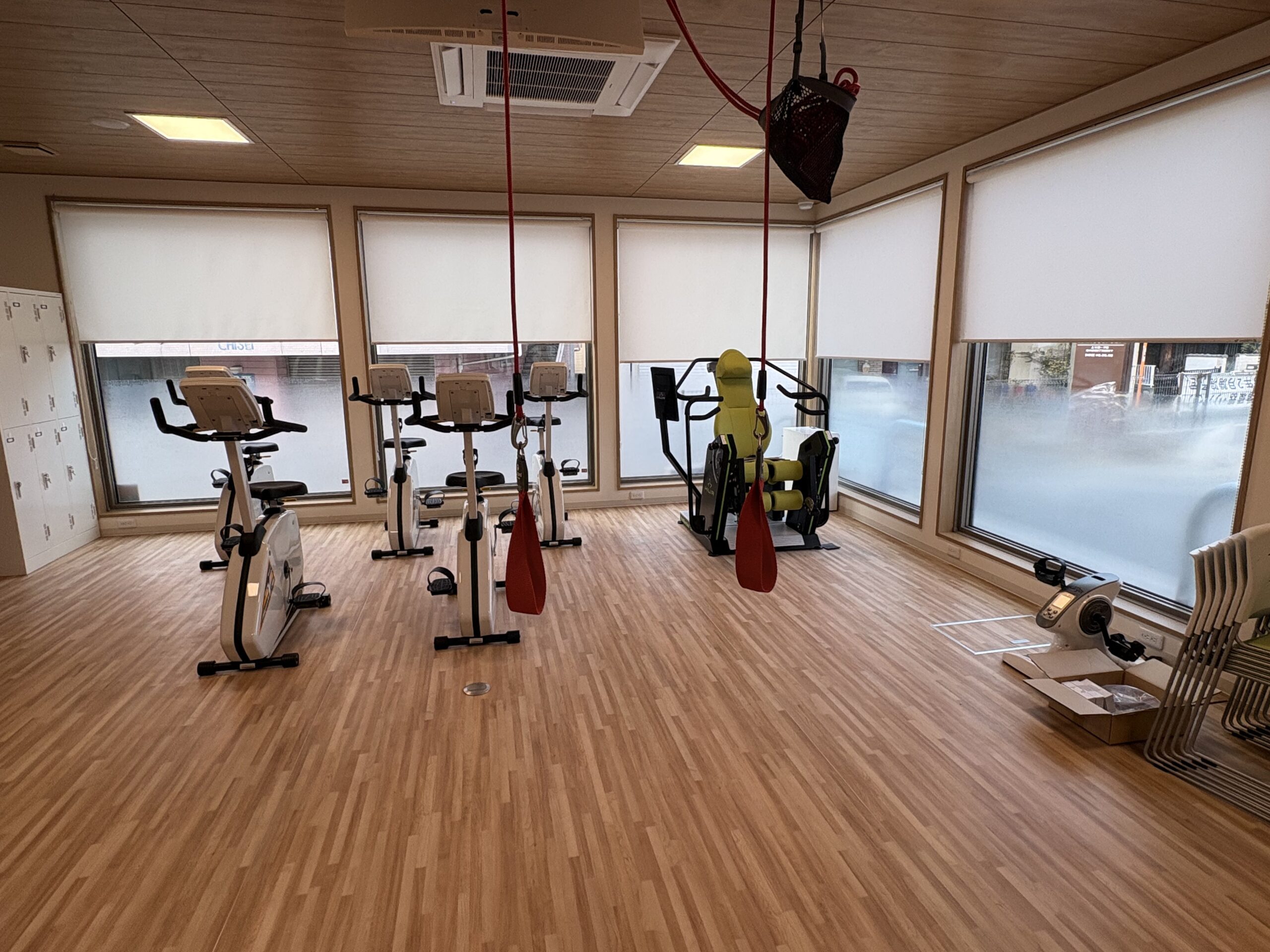 エントランス院名サイン・突出しサイン・院内各所のシートサイン一式の製作・施工をご依頼いただきました。4