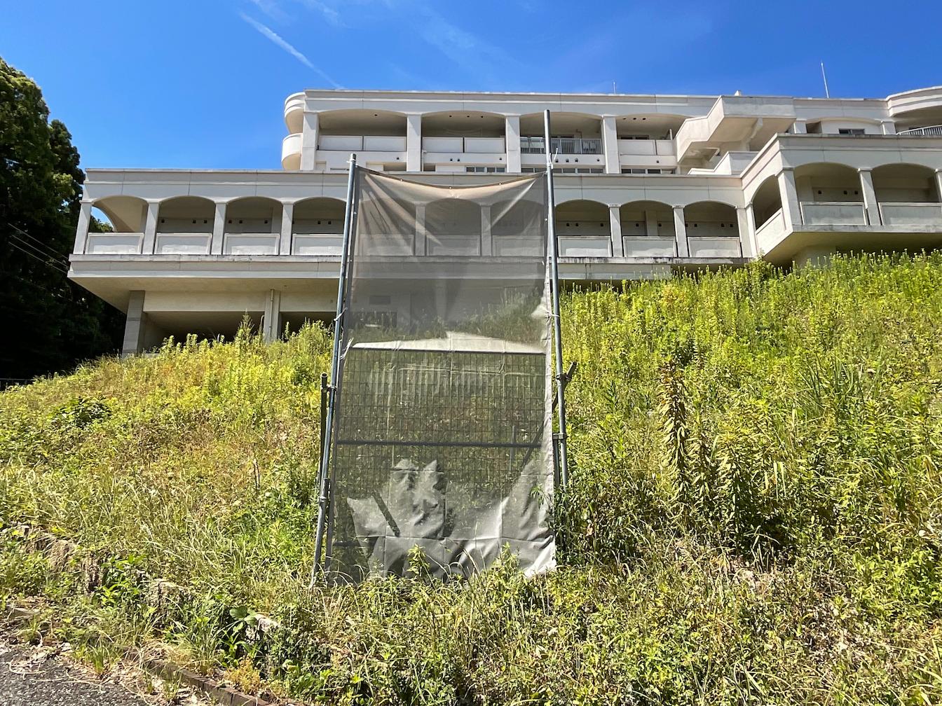 福岡市にある「特別養護老人ホーム油山福祉の里」様の、施設入口に設置するステンレス製自立看板を製作・施工させていただきました。3