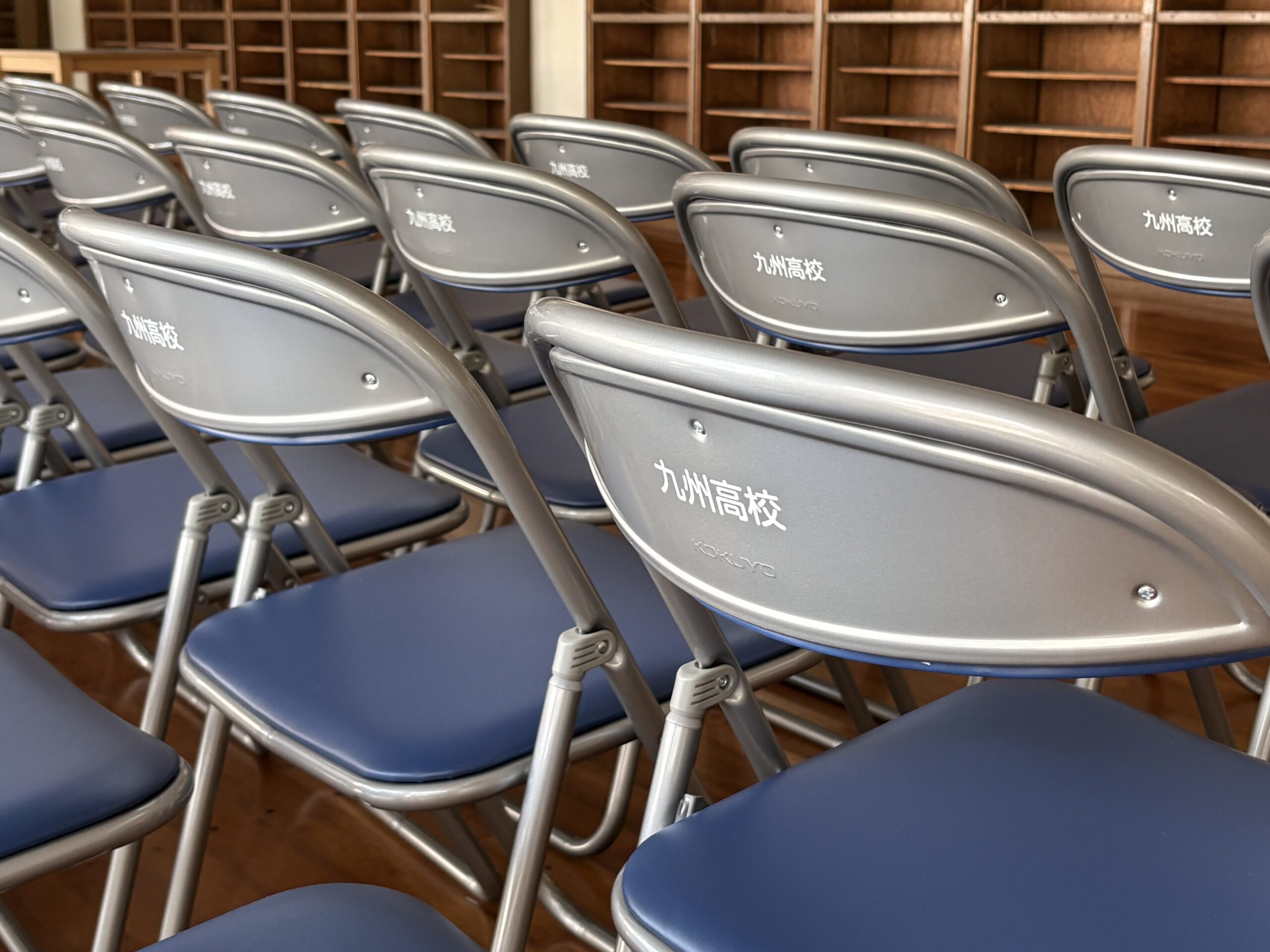 パイプ椅子学校名シルク印刷（シルクスクリーン）・出張現場印刷施工｜フクオカシルク