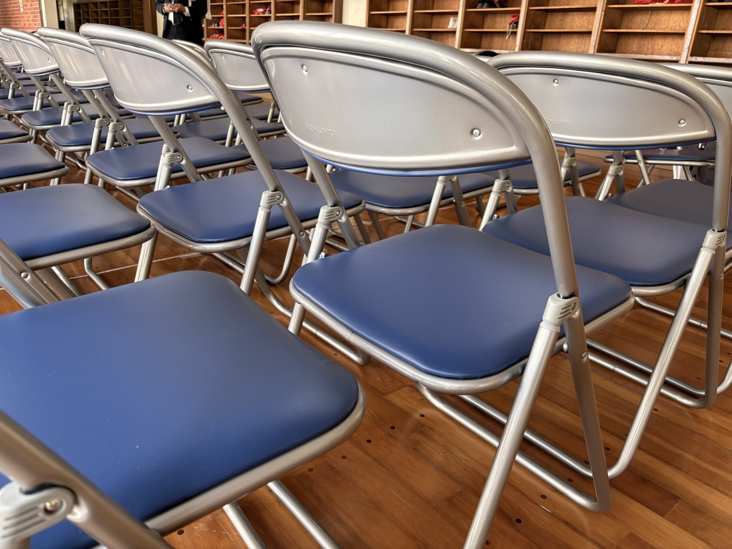 パイプ椅子学校名シルク印刷（シルクスクリーン）・出張現場印刷施工｜フクオカシルク4