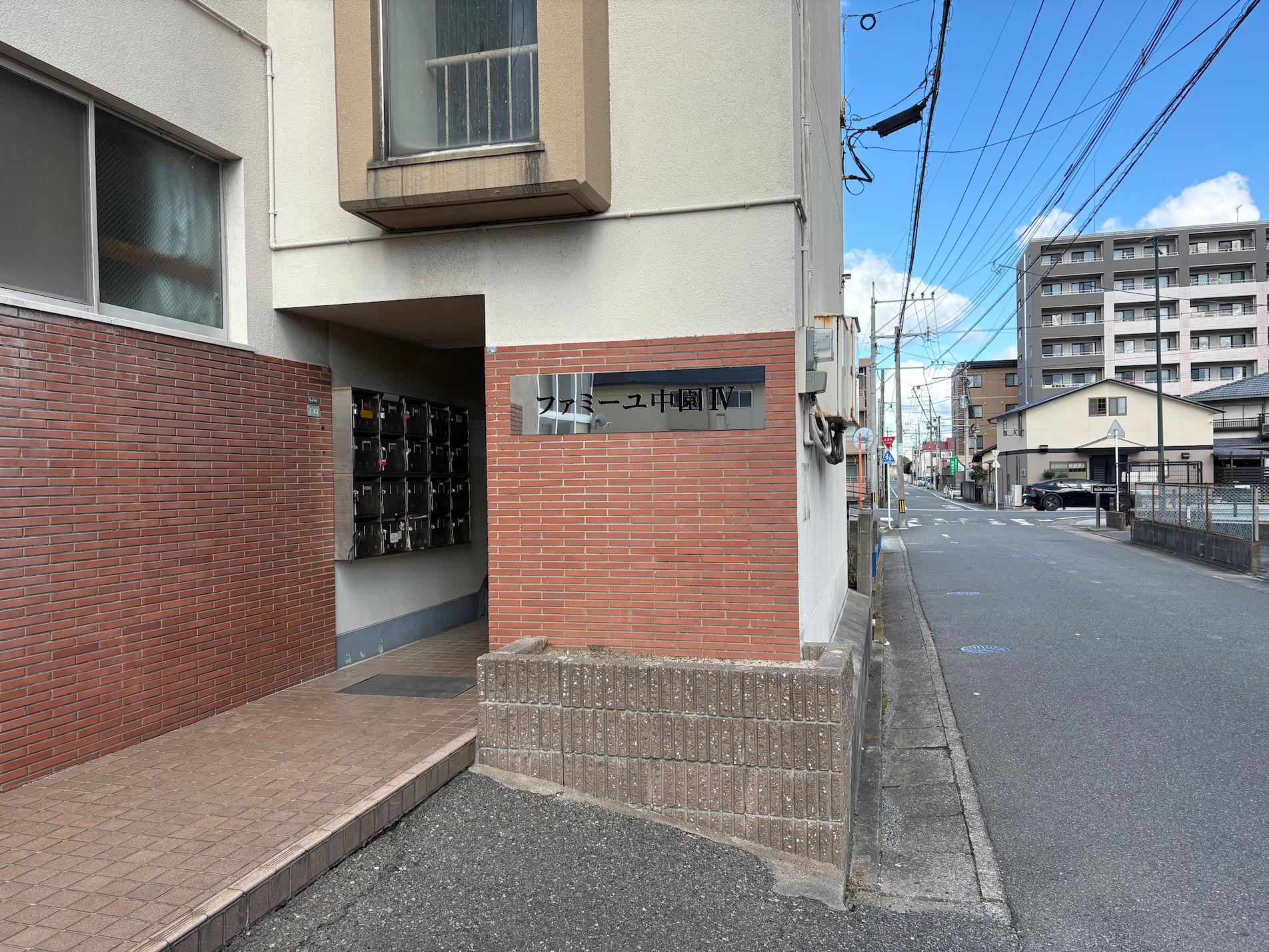 面ステンレスサインW1300×H300サイズのステンレスプレートを基盤とし、ヘアライン調の仕上がりで製作させていただきました。2