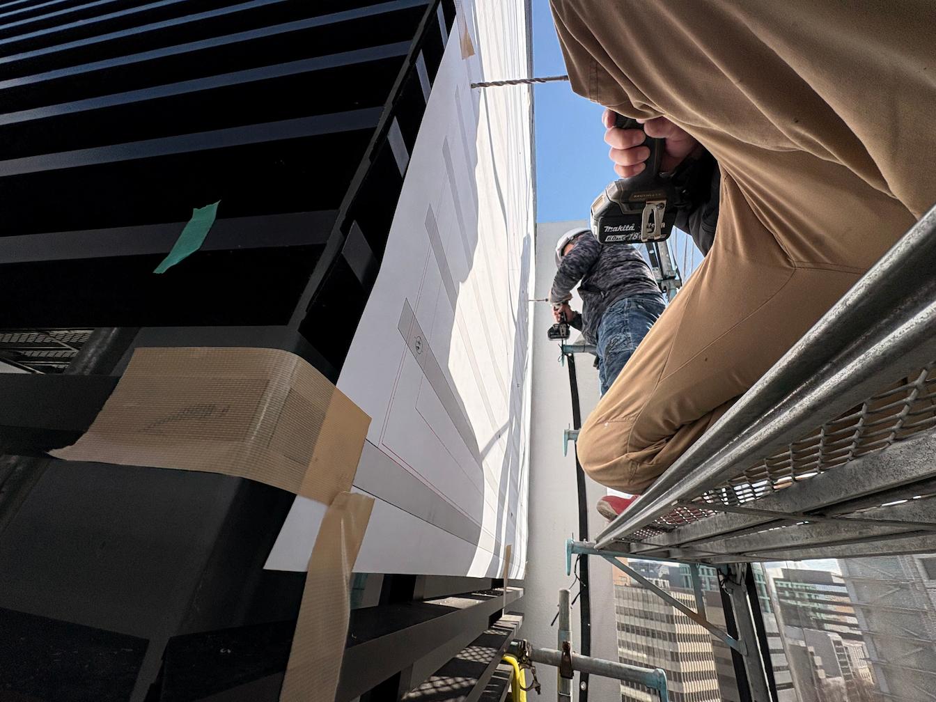 KOKO HOTEL 博多新幹線口様(福岡市博多区)のホテル屋上看板・LED内照式・FFシート展張シート貼り製作・施工事例3