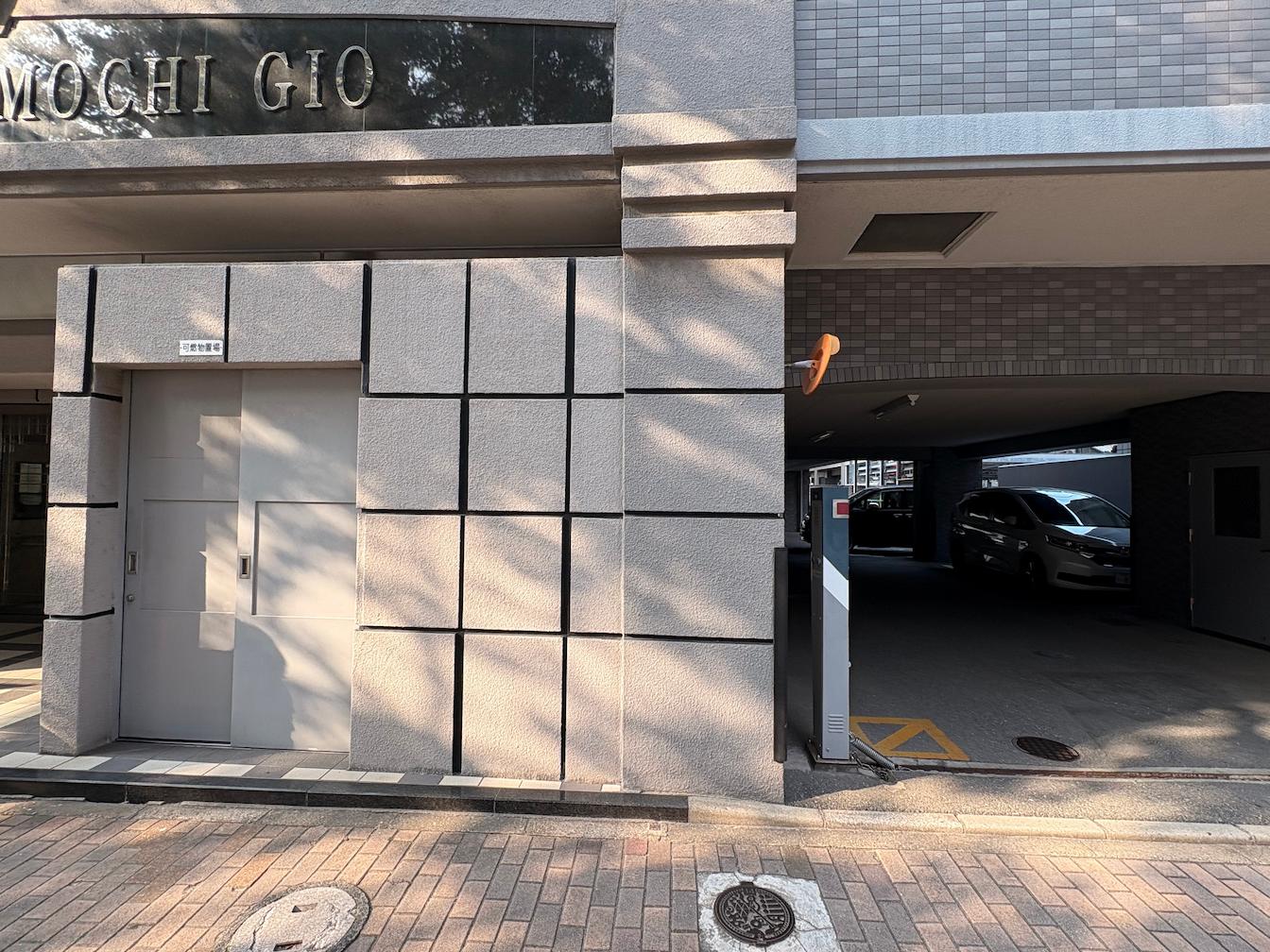 マンション壁面月極駐車場案内フェンス看板取り付け施工｜フクオカシルク3