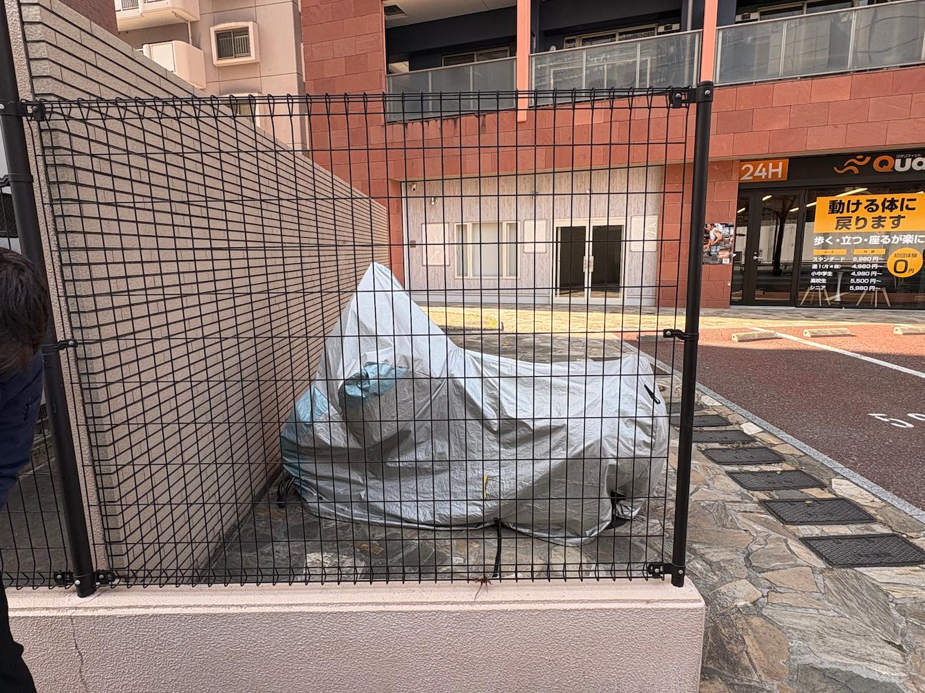 月極バイク駐車場案内パネルサイン・フェンス看板取り付け施工｜株式会社フクオカシルク3