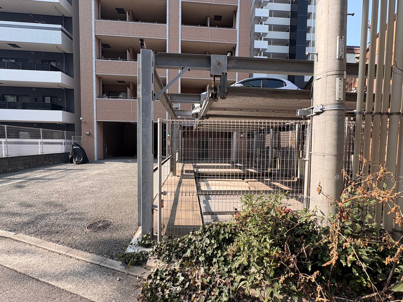 月極駐車場案内フェンス看板取り付け施工｜フクオカシルク3