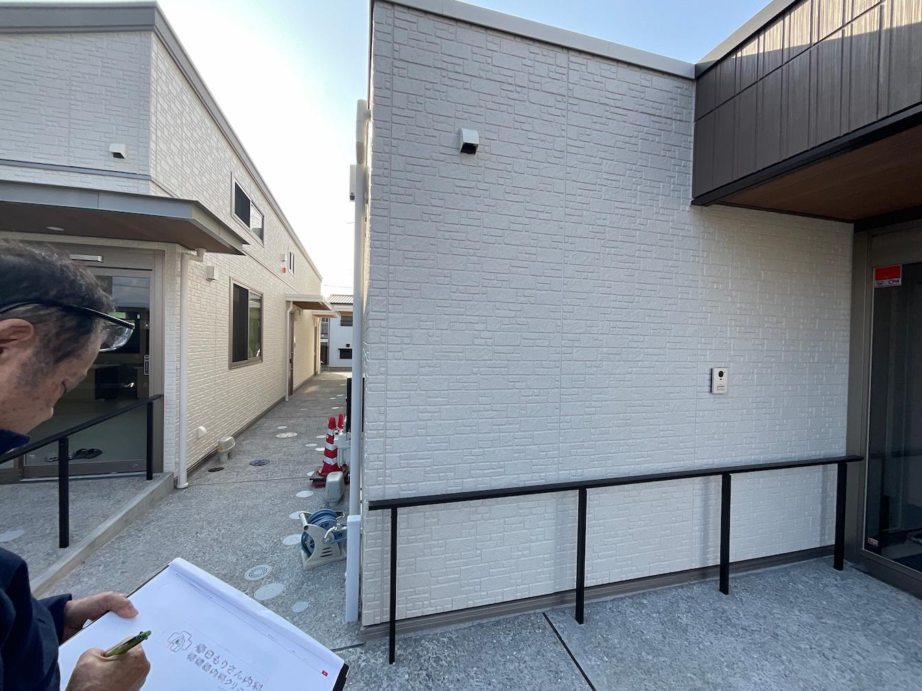 福岡県春日市に新規開院された「春日もりさん内科循環器内科クリニック」様より、病院名の壁面サインのご依頼をいただき、ステンレス切文字にて製作・施工を行いました。4