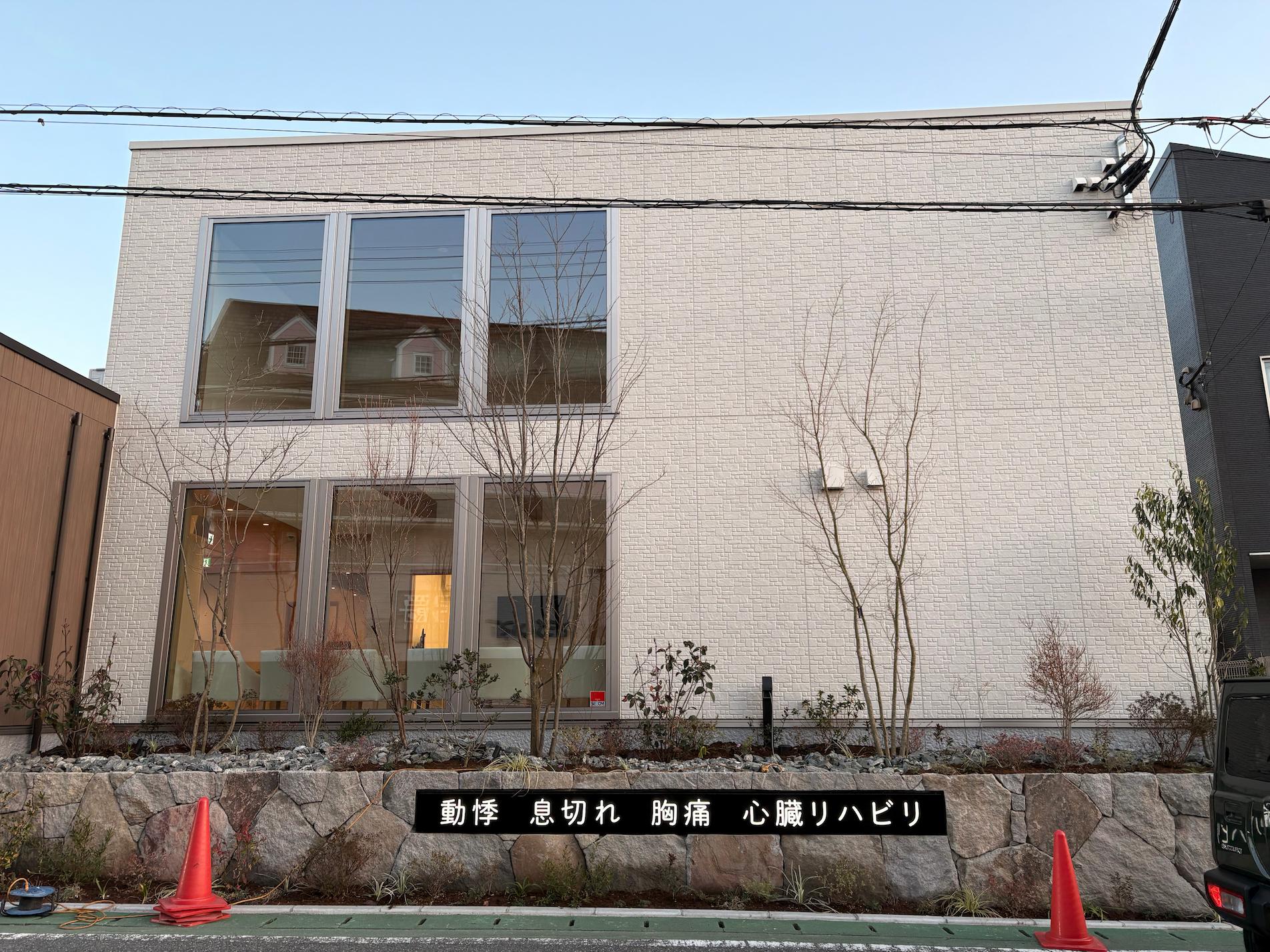 病院石垣看板・屋外サイン・LED 内照ステンレスBOX製作｜フクオカシルク2