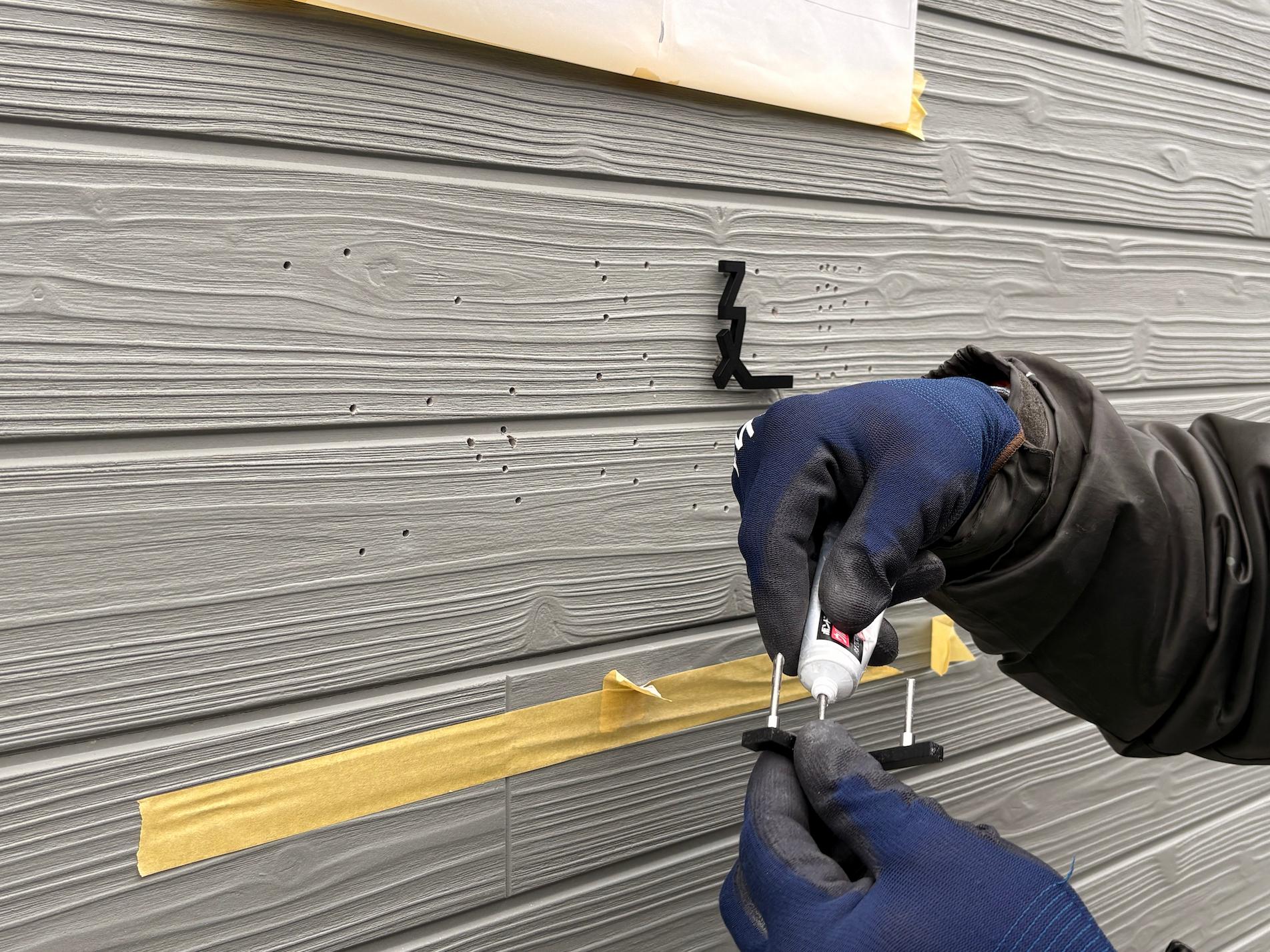 佐賀県佐賀市の「辻建設株式会社」様より、社屋外壁へ設置する社名壁面サイン・ステンレス切文字(黒塗装)の製作・施工をご依頼いただきました。2