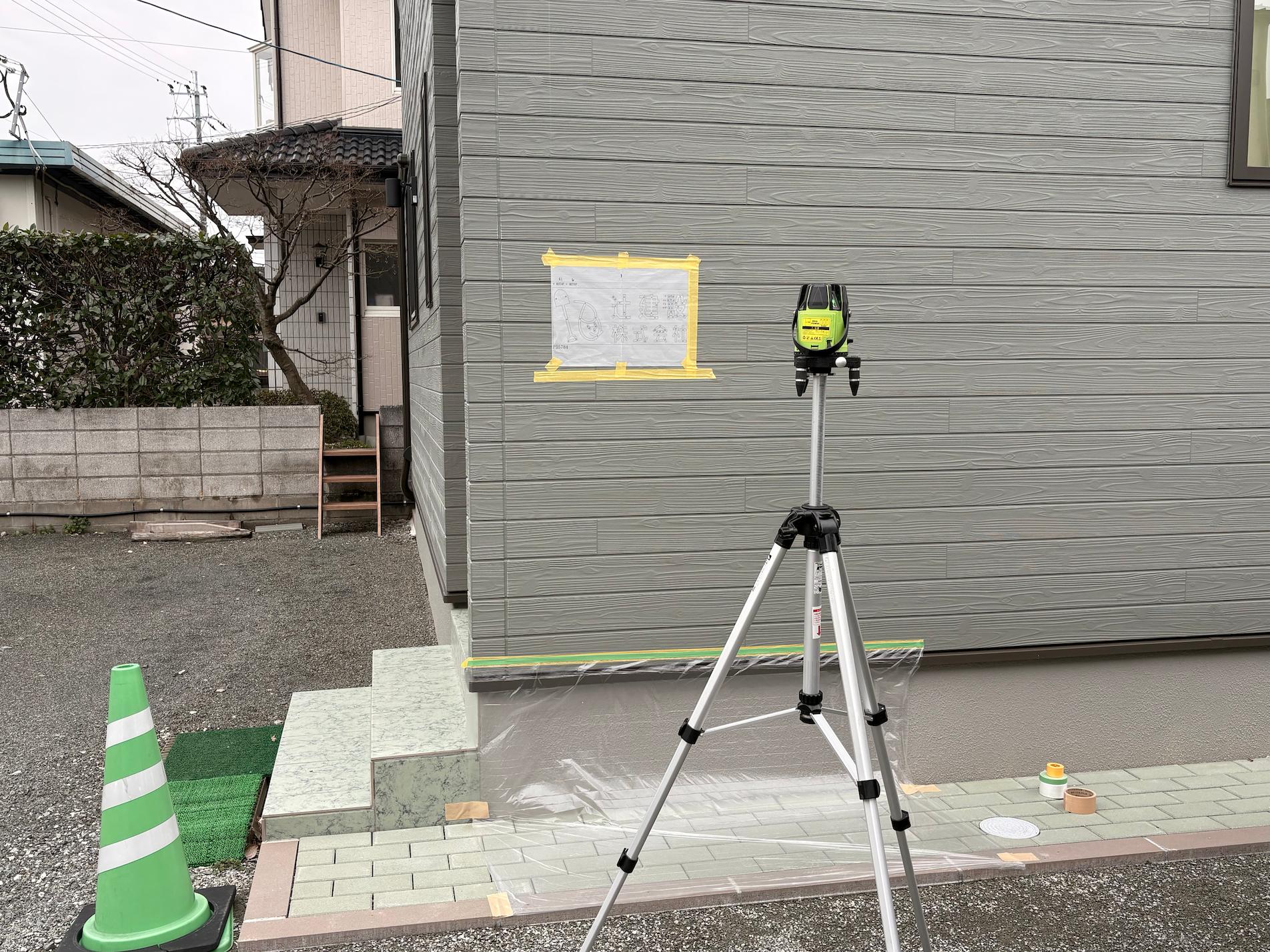 佐賀県佐賀市の「辻建設株式会社」様より、社屋外壁へ設置する社名壁面サイン・ステンレス切文字(黒塗装)の製作・施工をご依頼いただきました。3