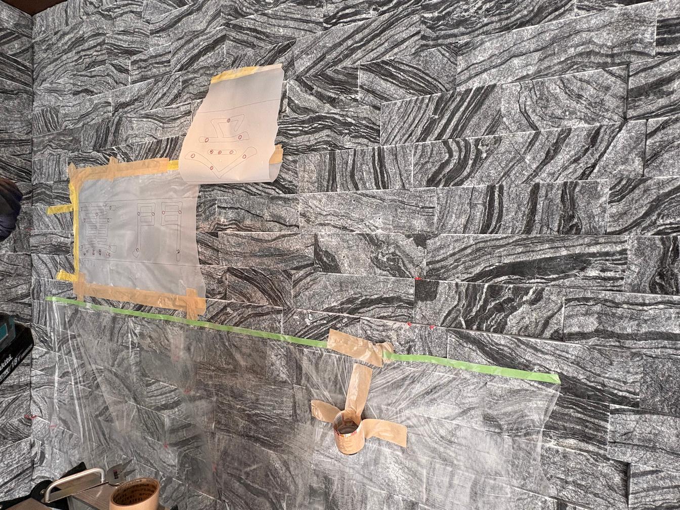 お寺施設壁面サイン・ステンレス切文字の製作・施工をさせていただきました。4