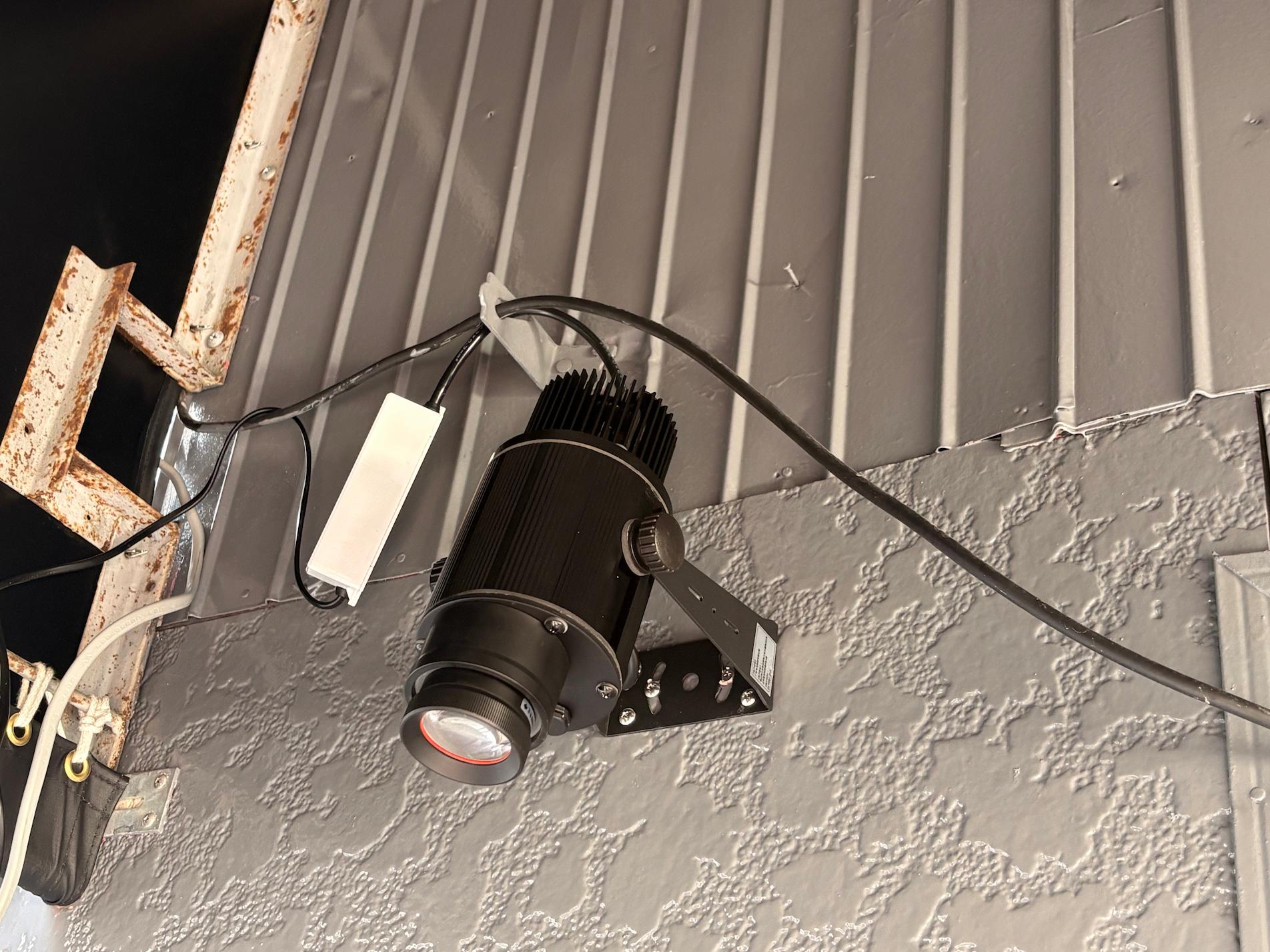 福岡市博多区の「博多 一叶南福岡店」様のロゴライト（ロゴプロジェクター）設置施工事例。壁や床にロゴを投影できる店舗演出サインです。福岡で看板製作・サイン施工ならフクオカシルクへ。3