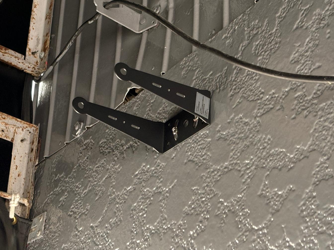 福岡市博多区の「博多 一叶南福岡店」様のロゴライト（ロゴプロジェクター）設置施工事例。壁や床にロゴを投影できる店舗演出サインです。福岡で看板製作・サイン施工ならフクオカシルクへ。4