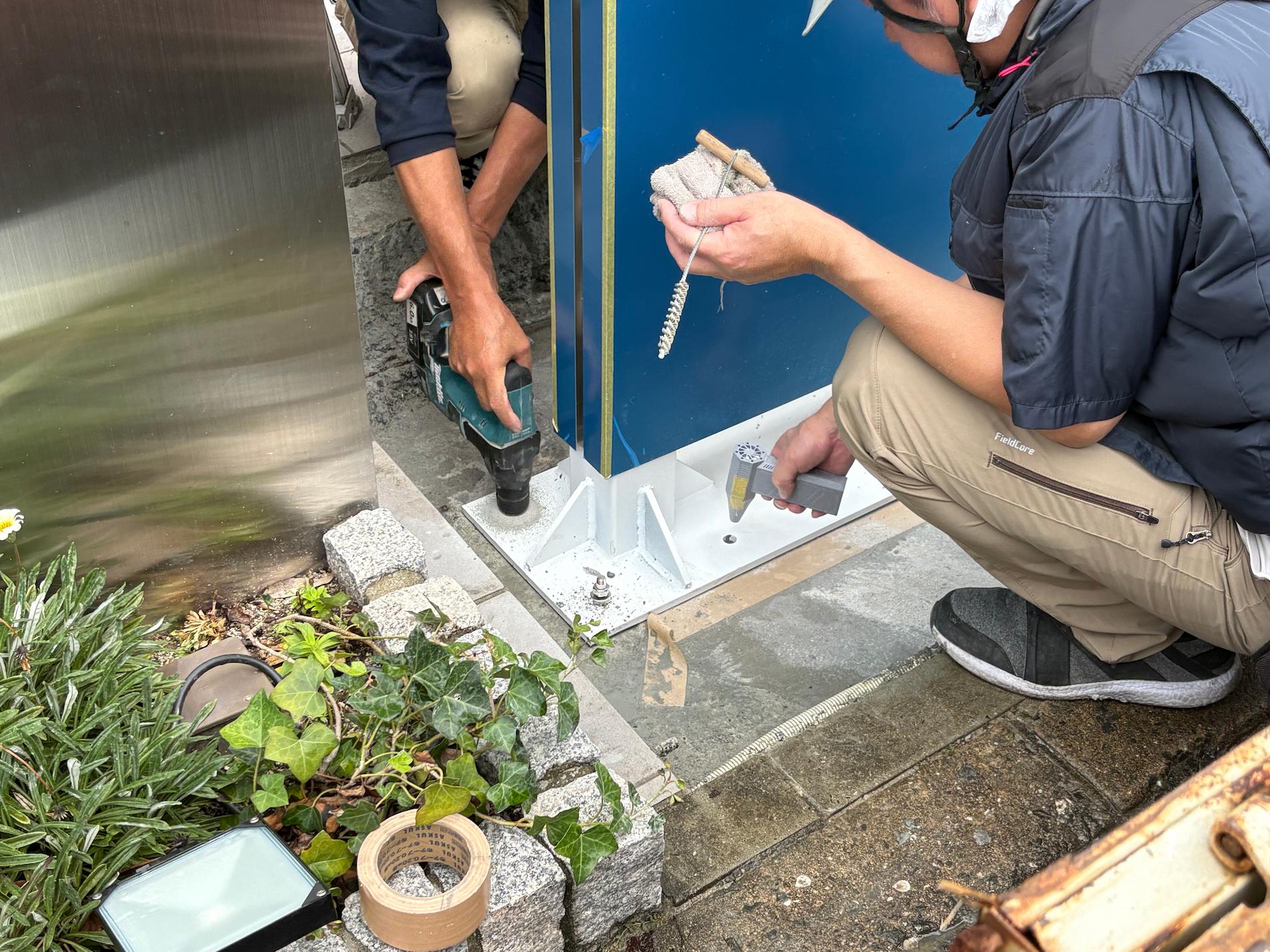 ステンレス製自立看板増設・アクリルプレート企業名表示｜フクオカシルク5