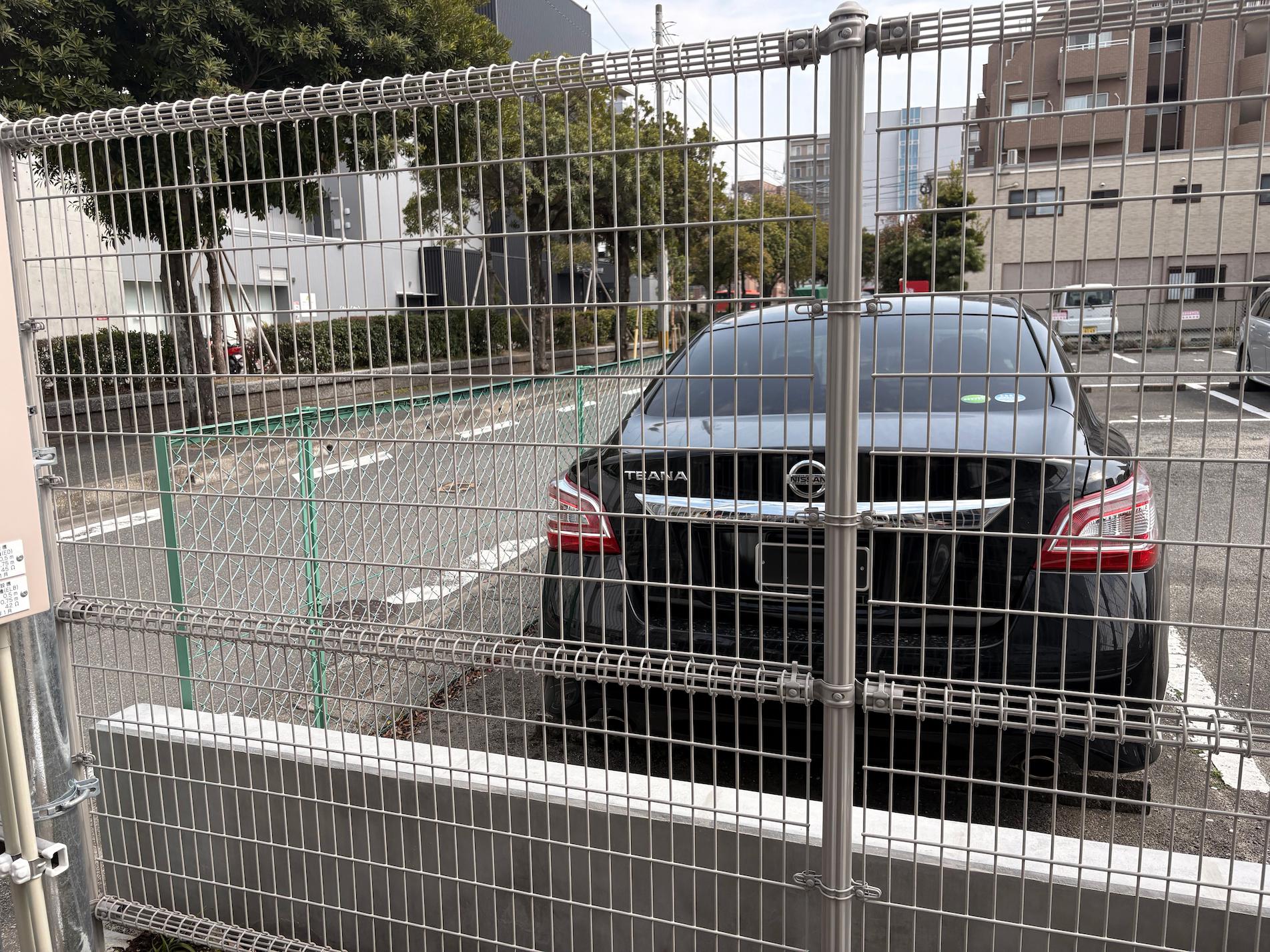 フェンス用プレート看板(アルミ複合板・インクジェットシート貼り)を製作・施工事例4