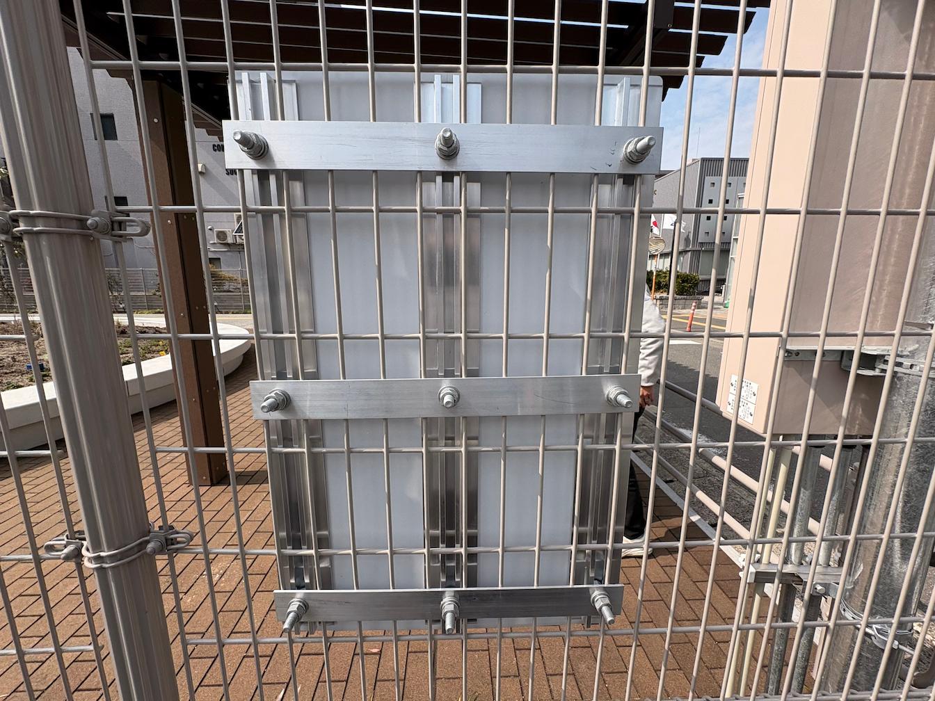 フェンス用プレート看板(アルミ複合板・インクジェットシート貼り)を製作・施工事例2