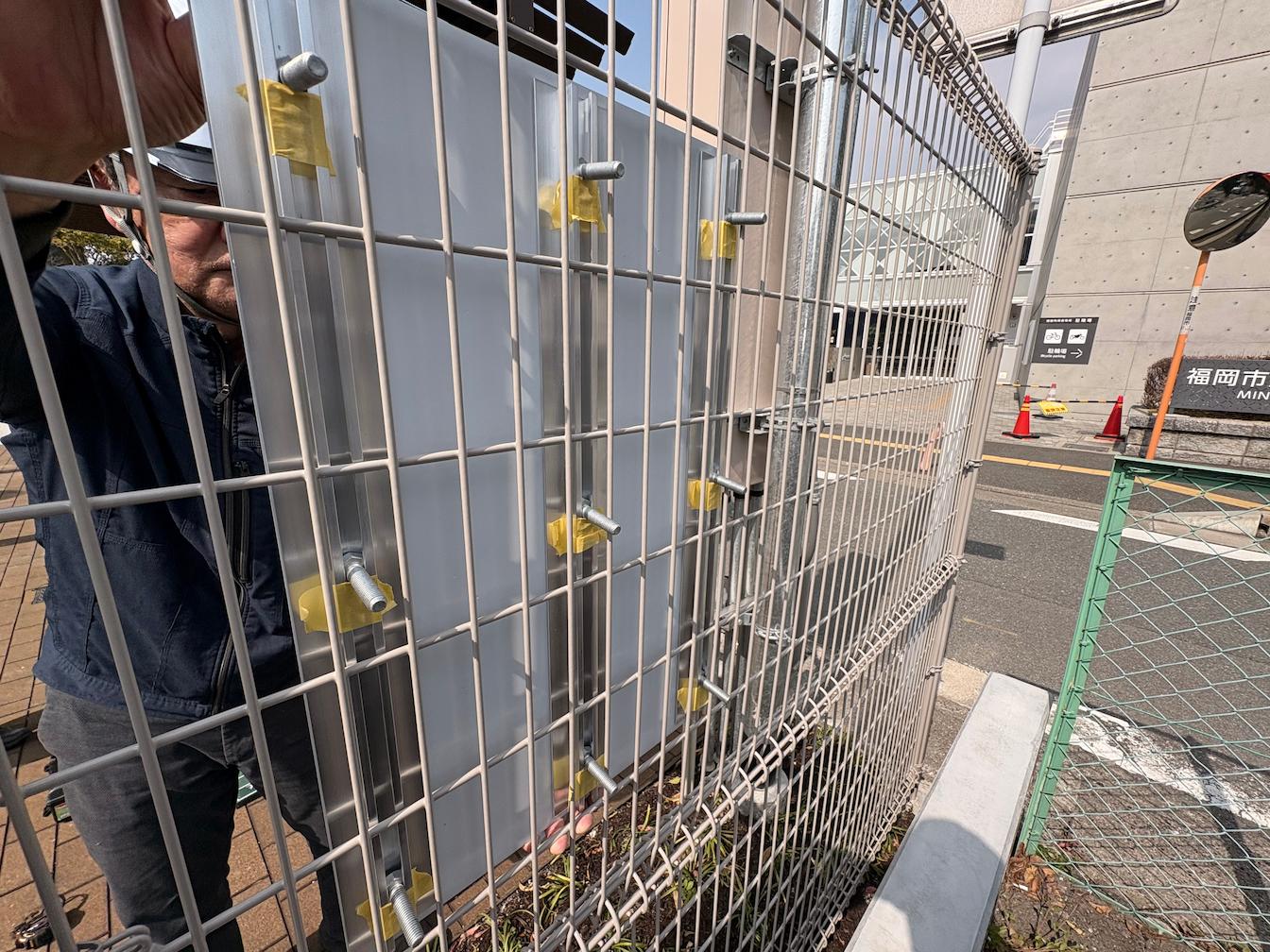 フェンス用プレート看板(アルミ複合板・インクジェットシート貼り)を製作・施工事例3