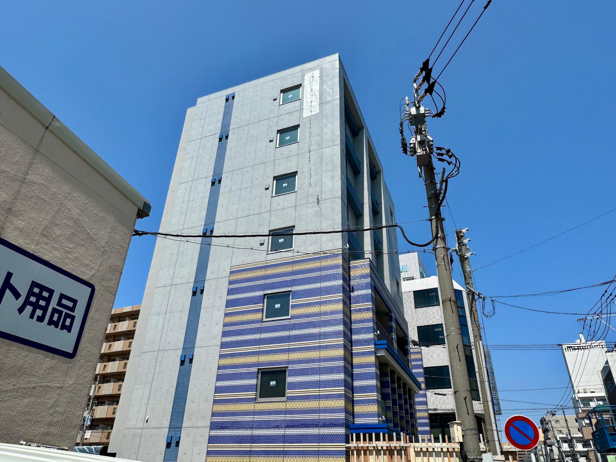 ホテル名看板・壁面サイン・LED内照ステンレス箱文字製作｜フクオカシルク4