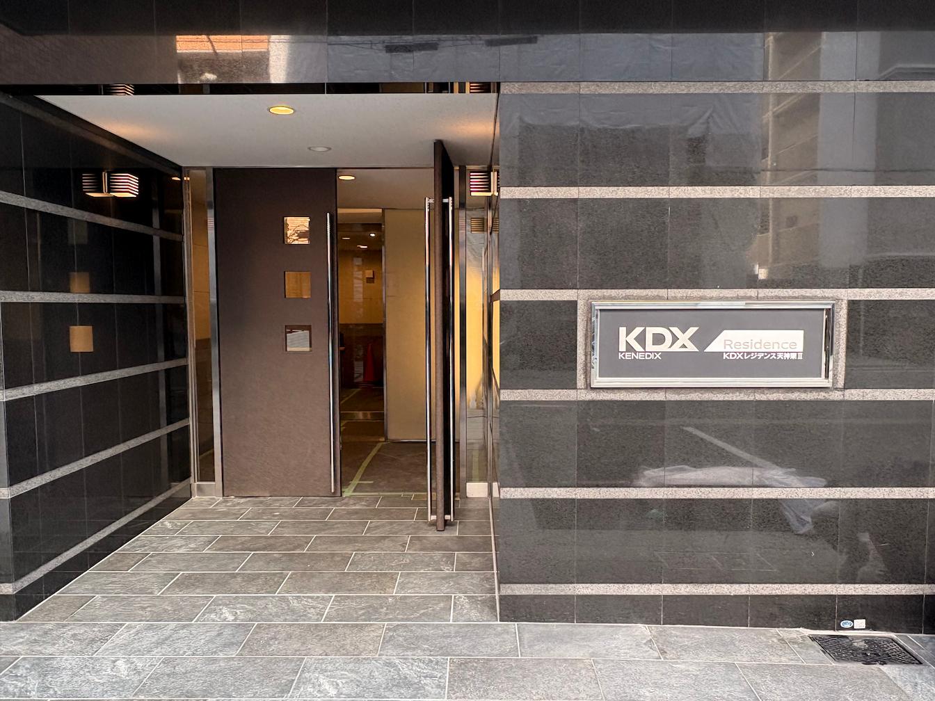 福岡市博多区の「KDX レジデンス天神東Ⅱ」様の、マンション壁面サイン・エッチング銘板の製作・施工をさせていただきました。2