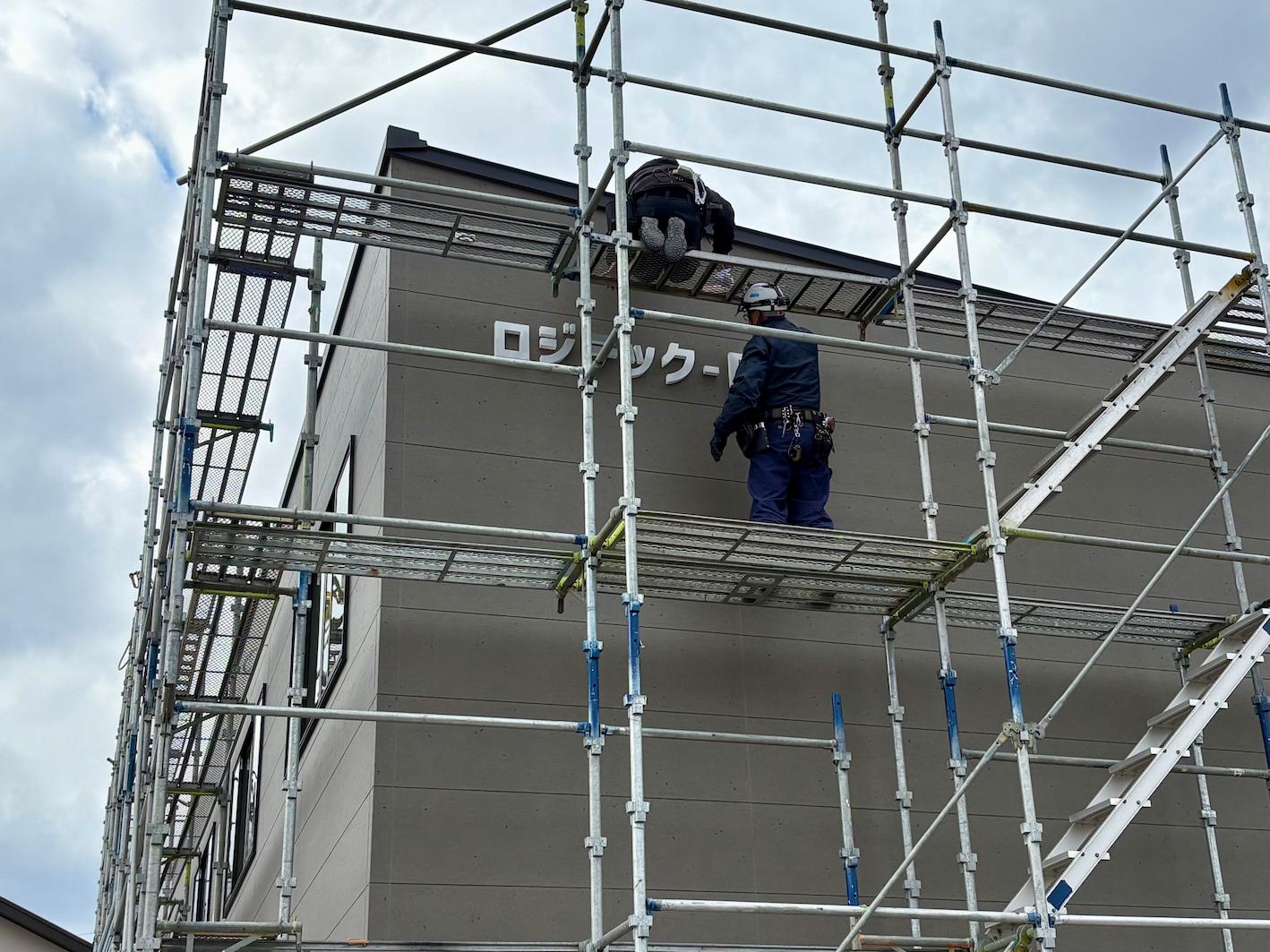 賃貸オフィス壁面看板・カルプ文字サイン・カットボード製作｜フクオカシルク2