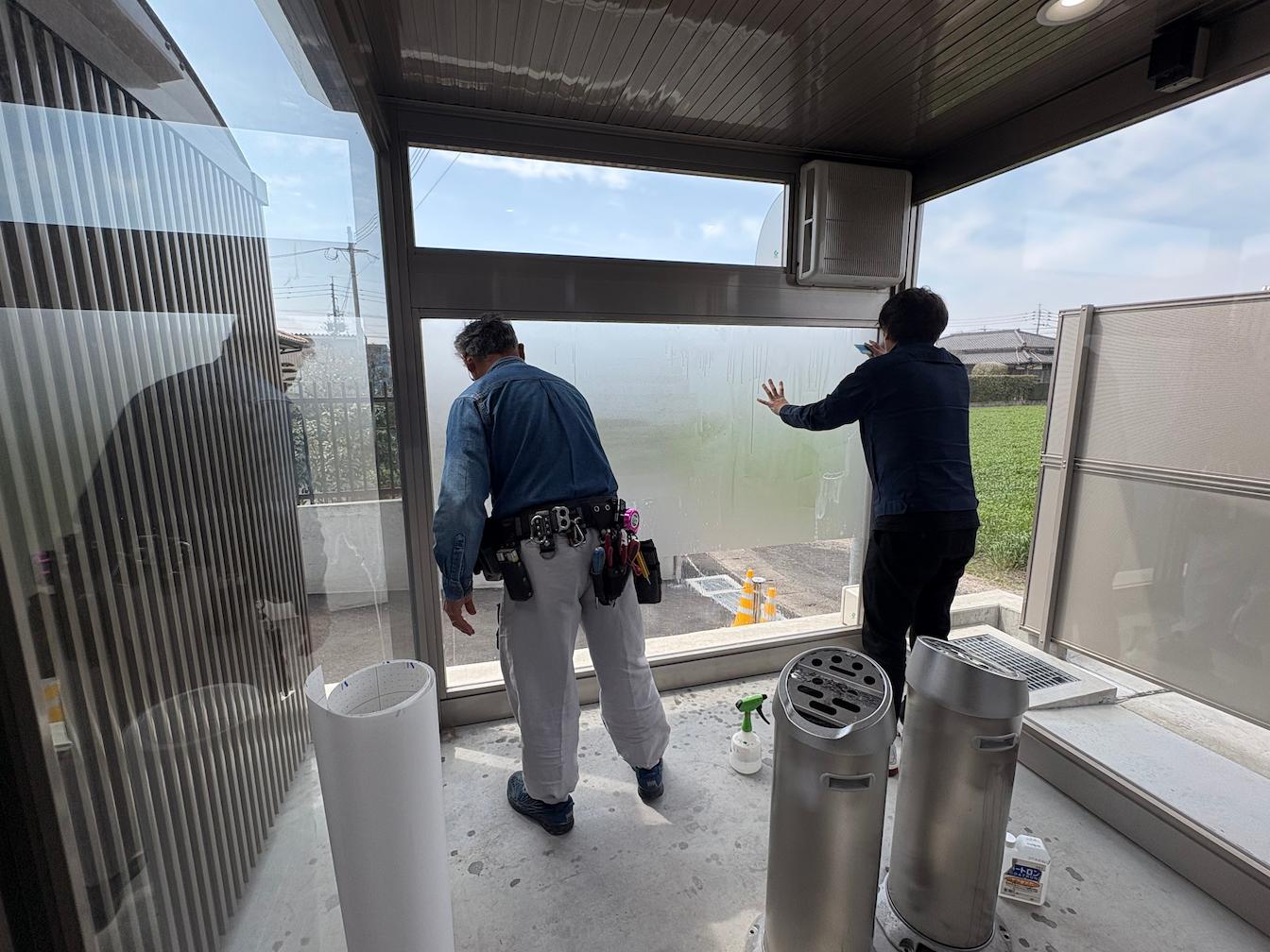 福岡県朝倉市の「朝倉市役所」様の、庁舎ウィンドウサイン・すりガラス調シート貼り施工をさせていただきました。3