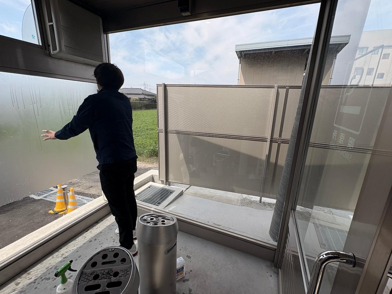 福岡県朝倉市の「朝倉市役所」様の、庁舎ウィンドウサイン・すりガラス調シート貼り施工をさせていただきました。4