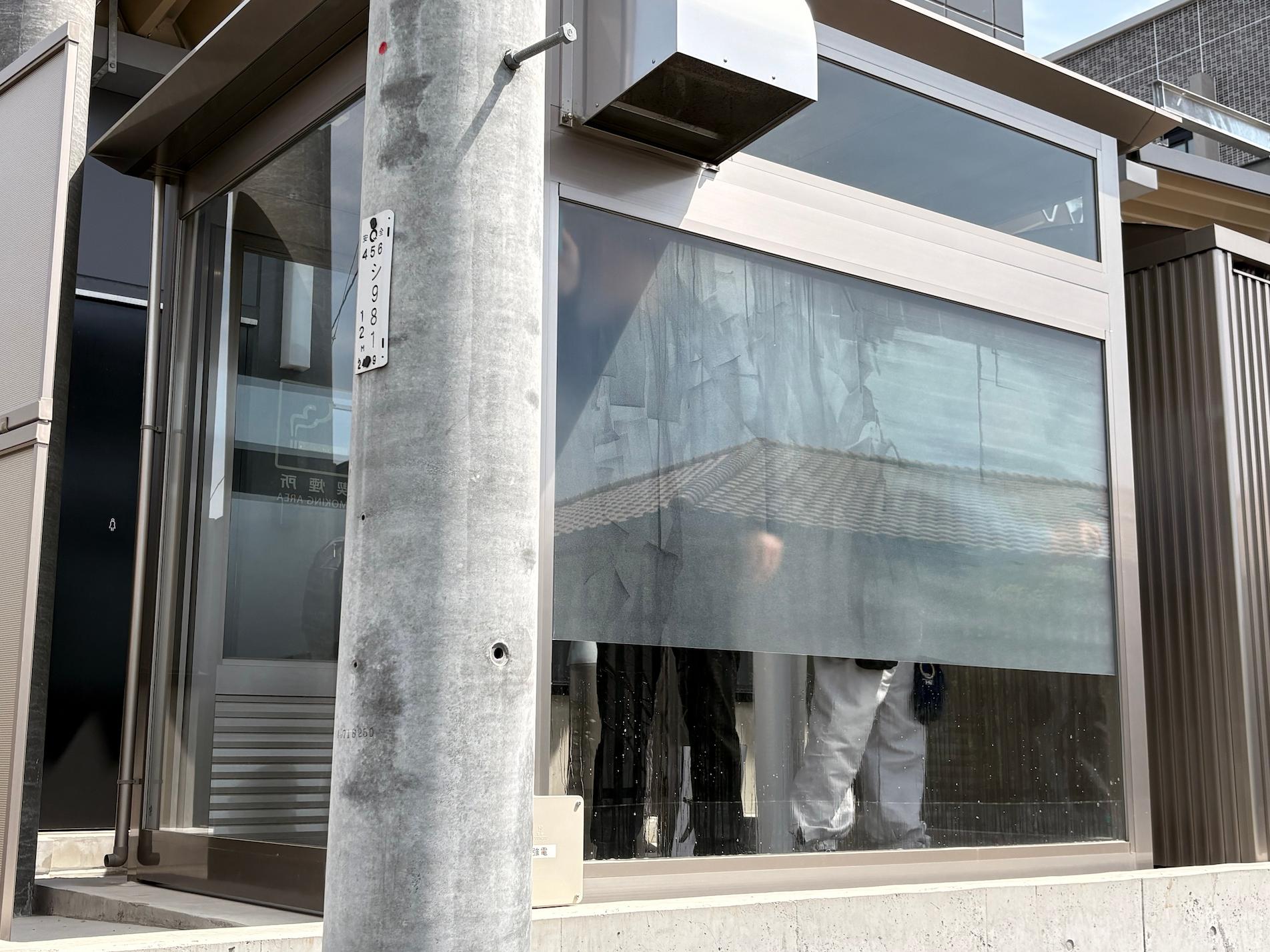 福岡県朝倉市の「朝倉市役所」様の、庁舎ウィンドウサイン・すりガラス調シート貼り施工をさせていただきました。2