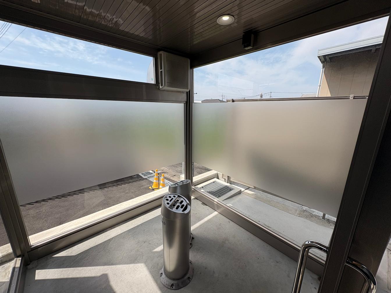 福岡県朝倉市の「朝倉市役所」様の、庁舎ウィンドウサイン・すりガラス調シート貼り施工をさせていただきました。1